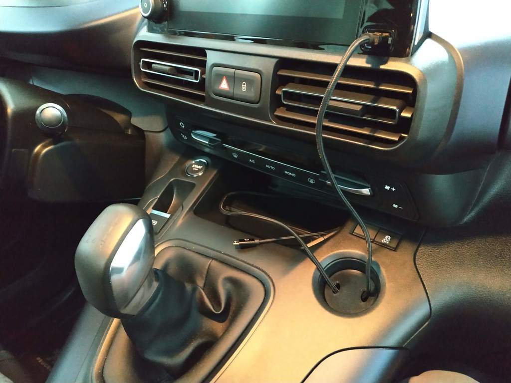 Soporte para cable USB para Peugeot Rifter, Citroën Berlingo y Opel Combo (2018+)