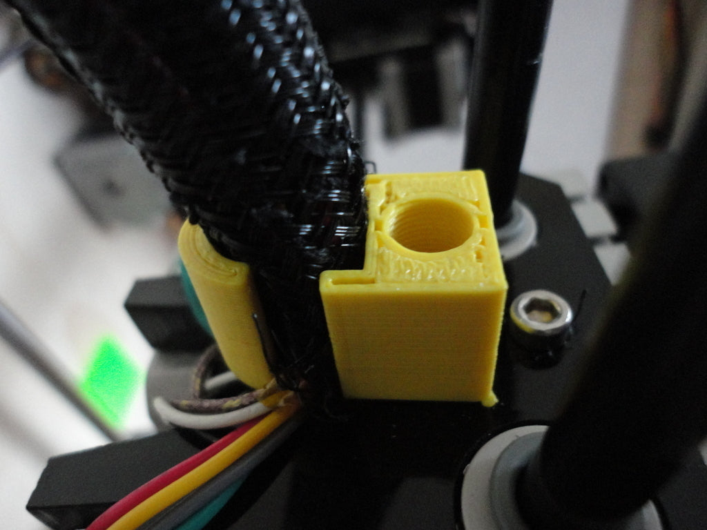 Actualización de alivio de tensión para el cableado del extrusor Replicator