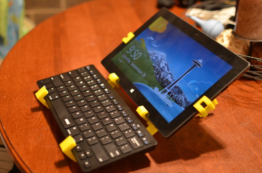 Soporte colgante para tableta Microsoft Surface RT V2 con mini teclado Bluetooth ultradelgado Anker