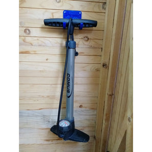 Soporte de pared para el almacenamiento de bombas de bicicleta