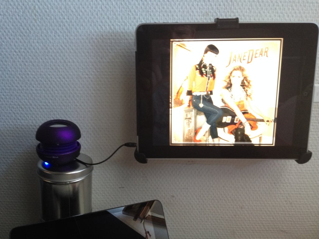 Montaje de pared compacto para altavoz de iPad
