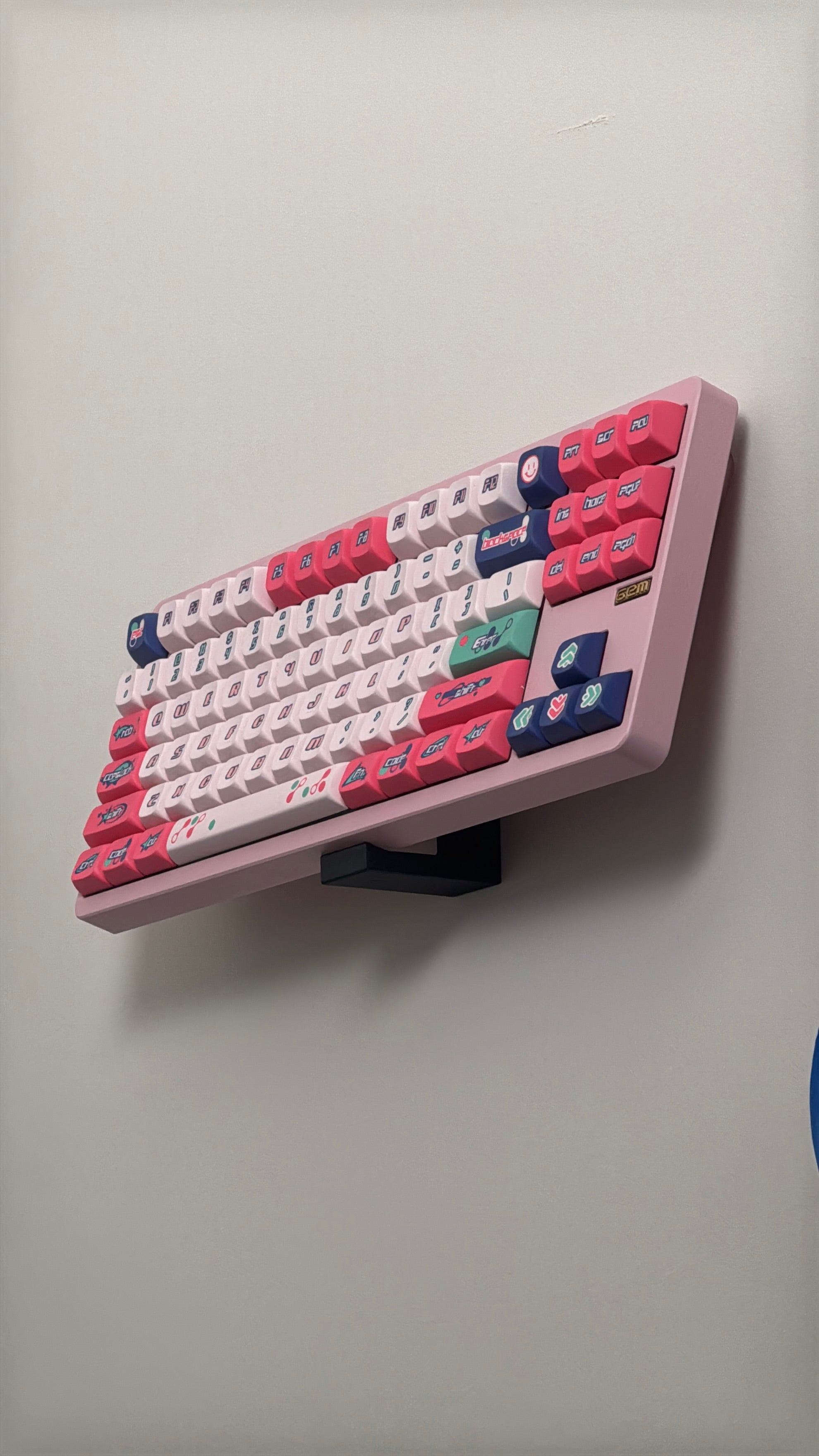 Soporte de pared para teclados y accesorios de oficina