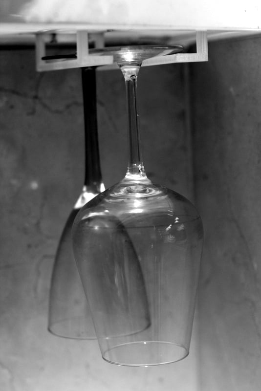 Práctico soporte para copas de vino para secar y guardar