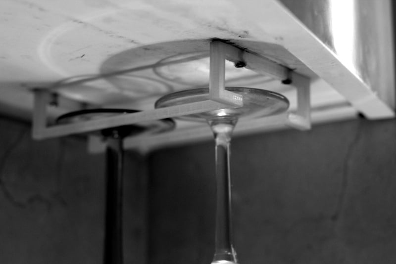 Práctico soporte para copas de vino para secar y guardar
