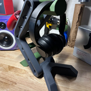 Soporte industrial para auriculares con soporte para mando: organización funcional y elegante