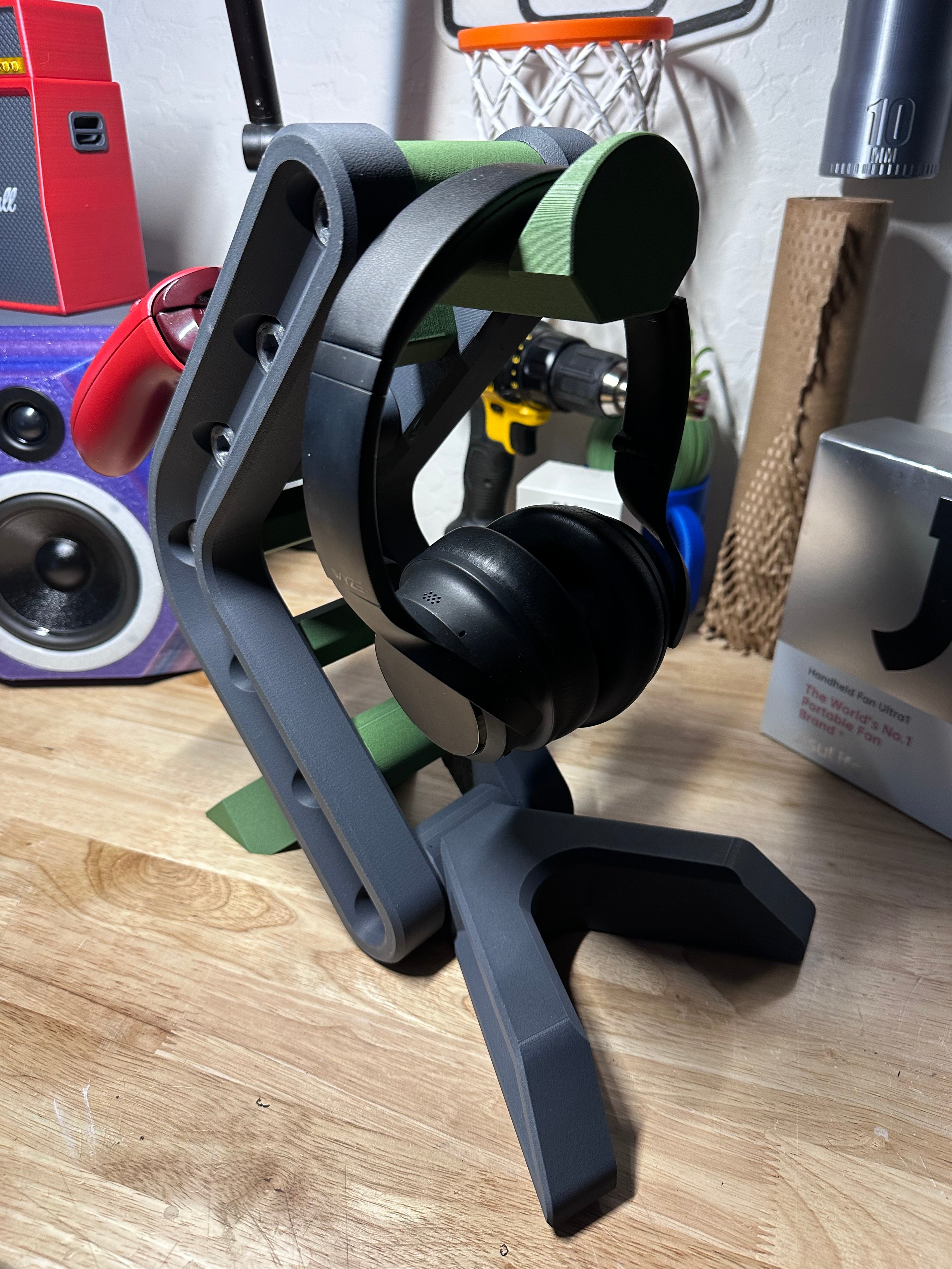 Soporte industrial para auriculares con soporte para mando: organización funcional y elegante