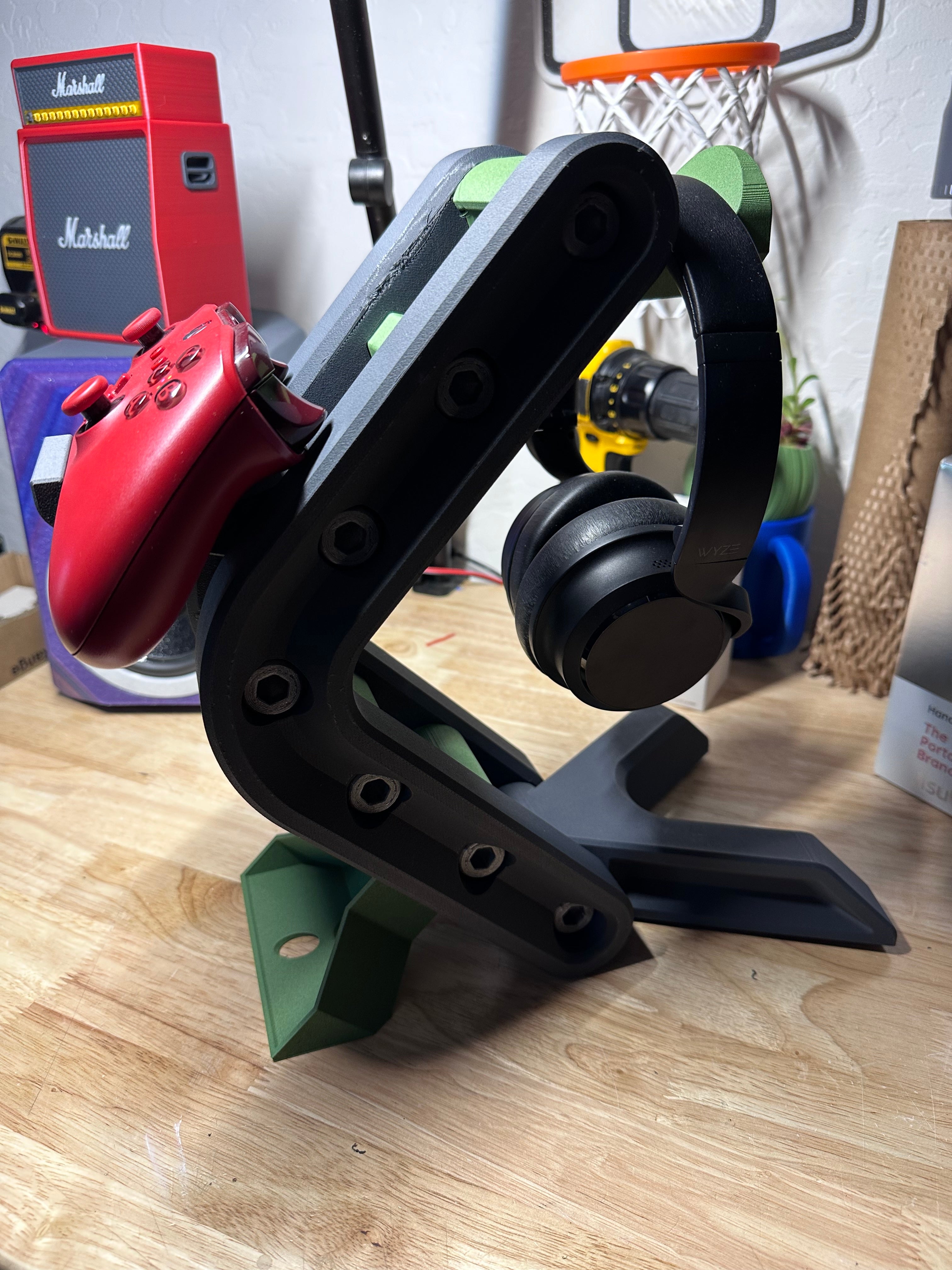 Soporte industrial para auriculares con soporte para mando: organización funcional y elegante