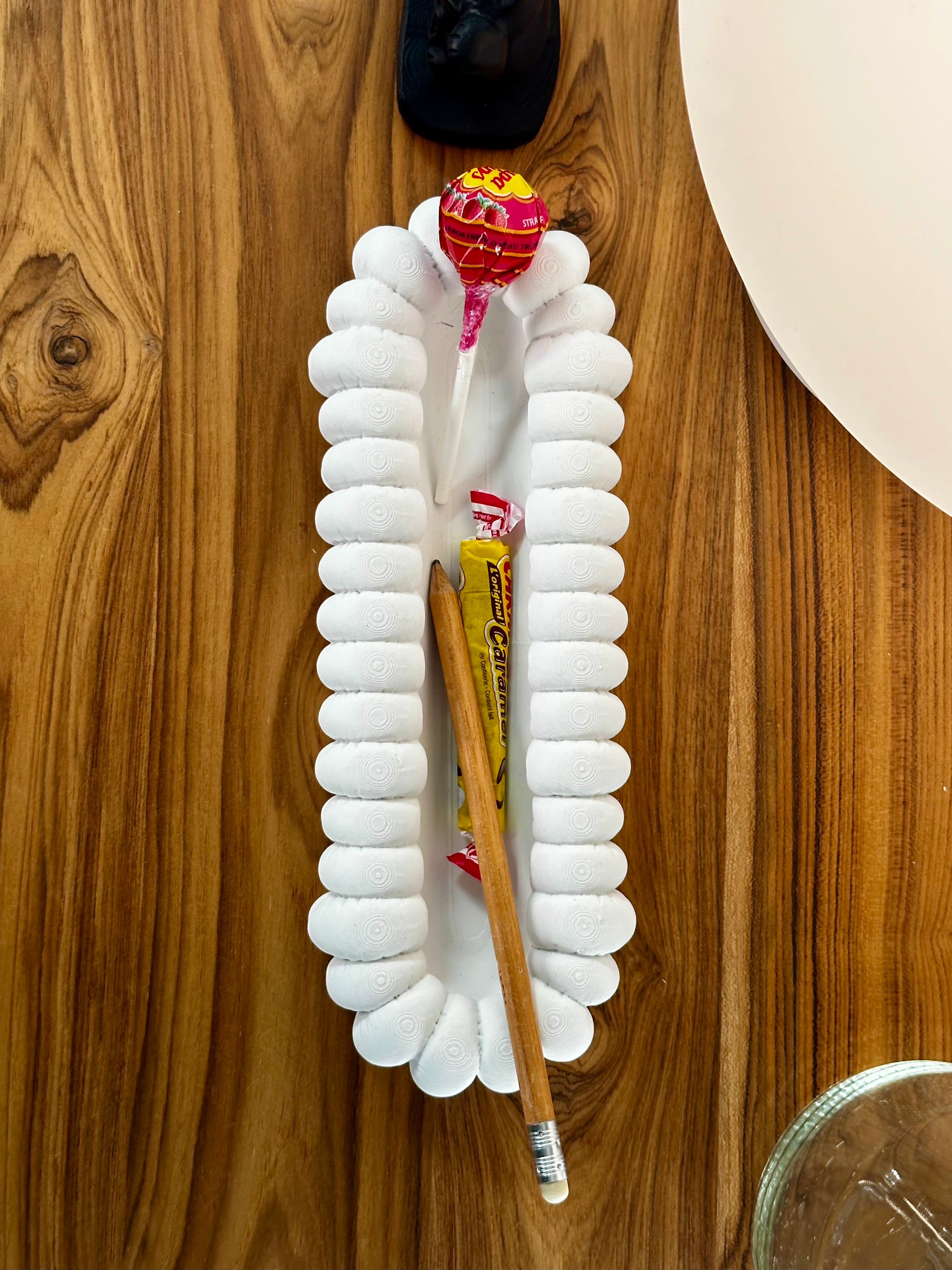 Bandeja moderna para almacenamiento de artículos pequeños en el escritorio