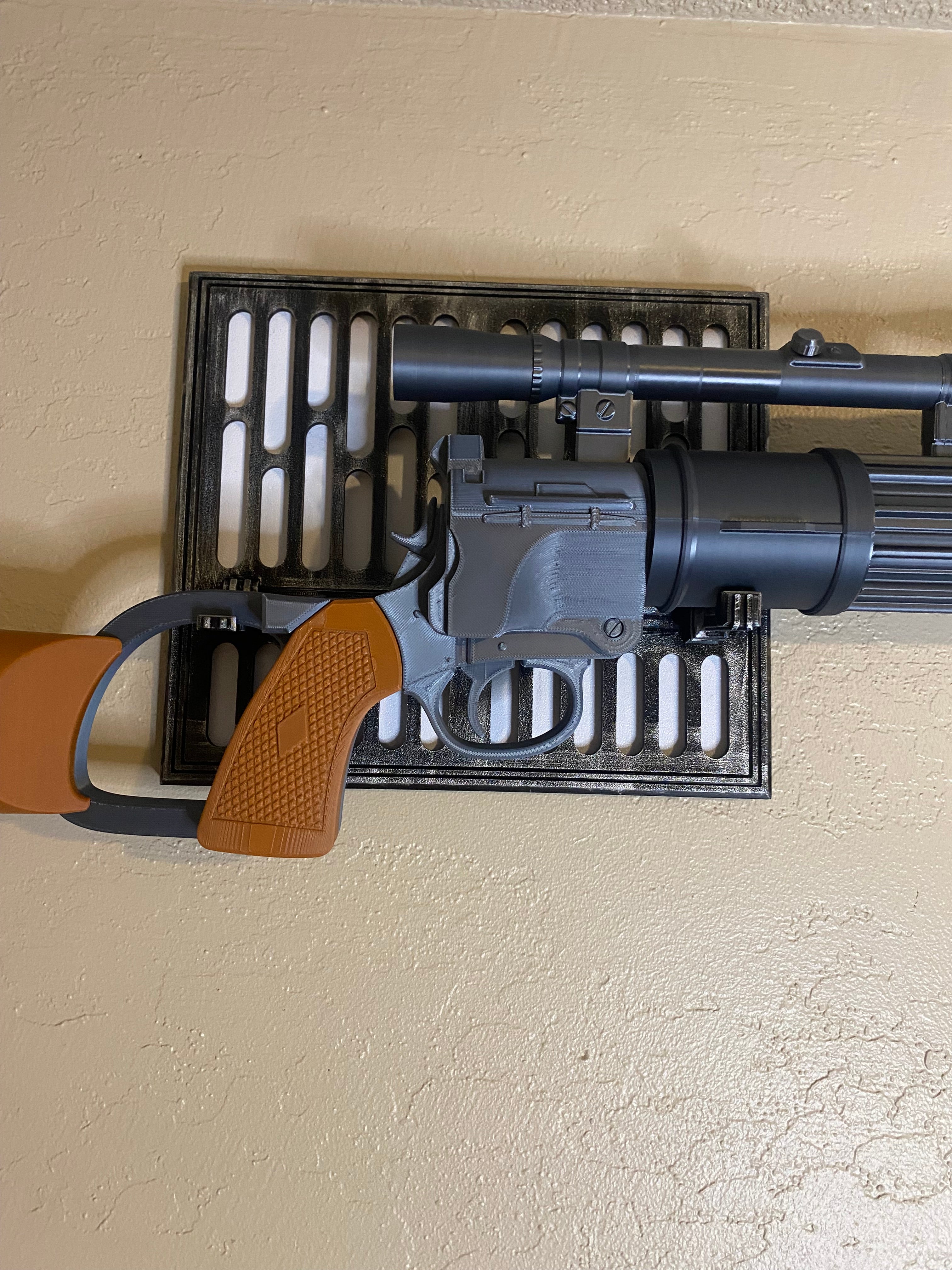 Montaje en pared para el rifle carabina EE-3 de Boba Fett