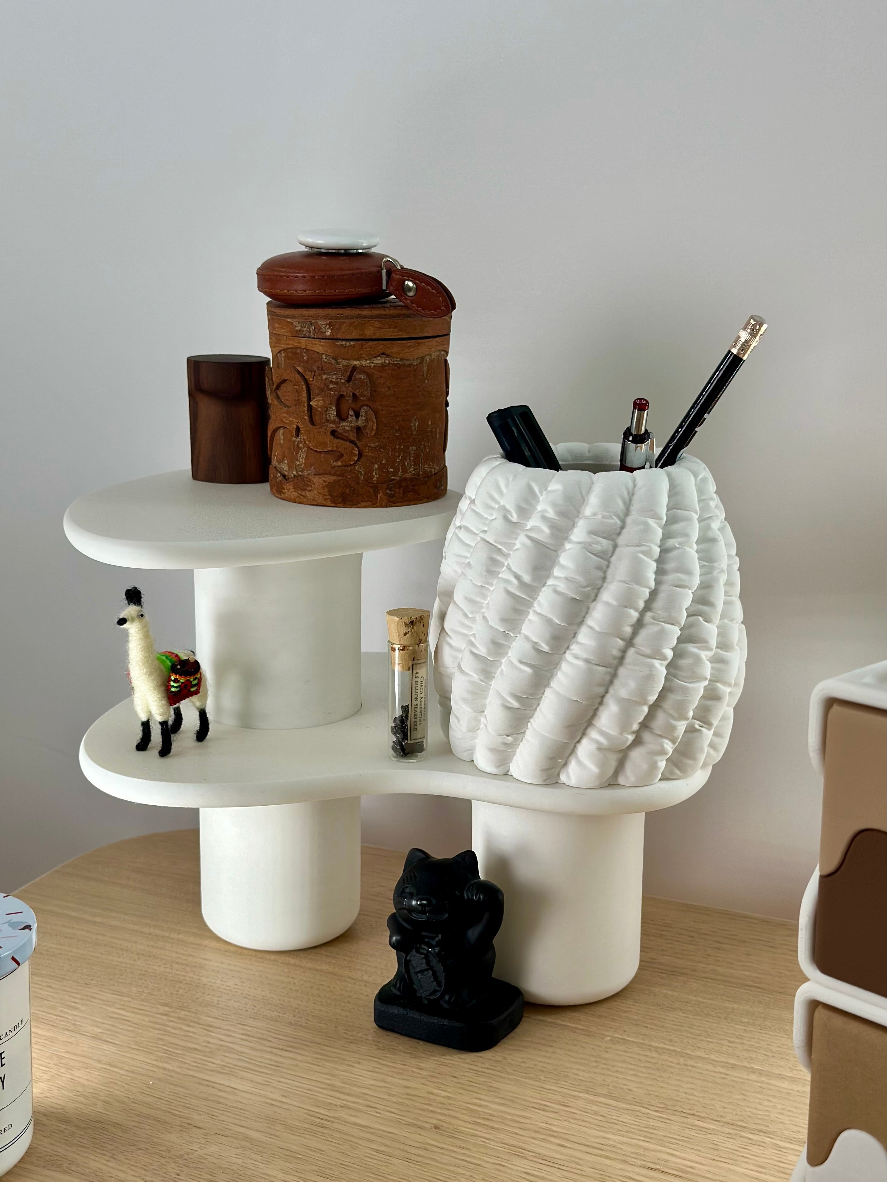 Elegante soporte moderno ondulado para escritorio