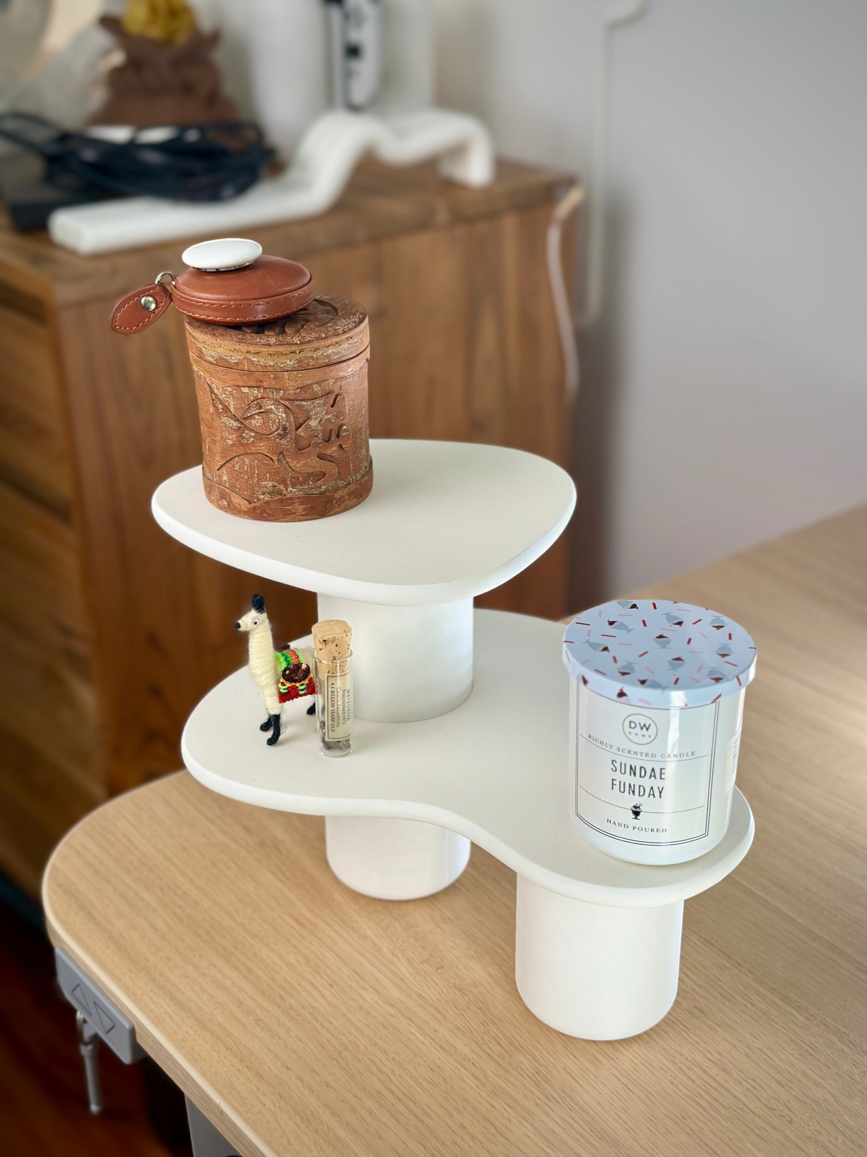 Elegante soporte moderno ondulado para escritorio