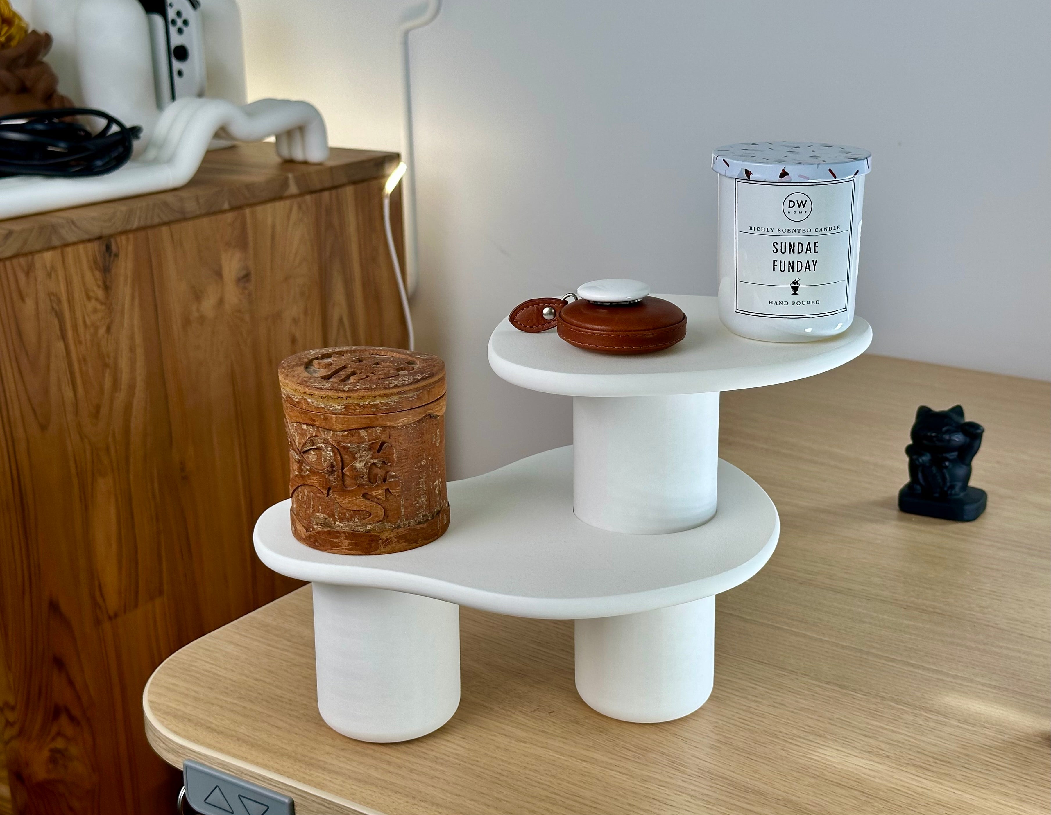 Elegante soporte moderno ondulado para escritorio