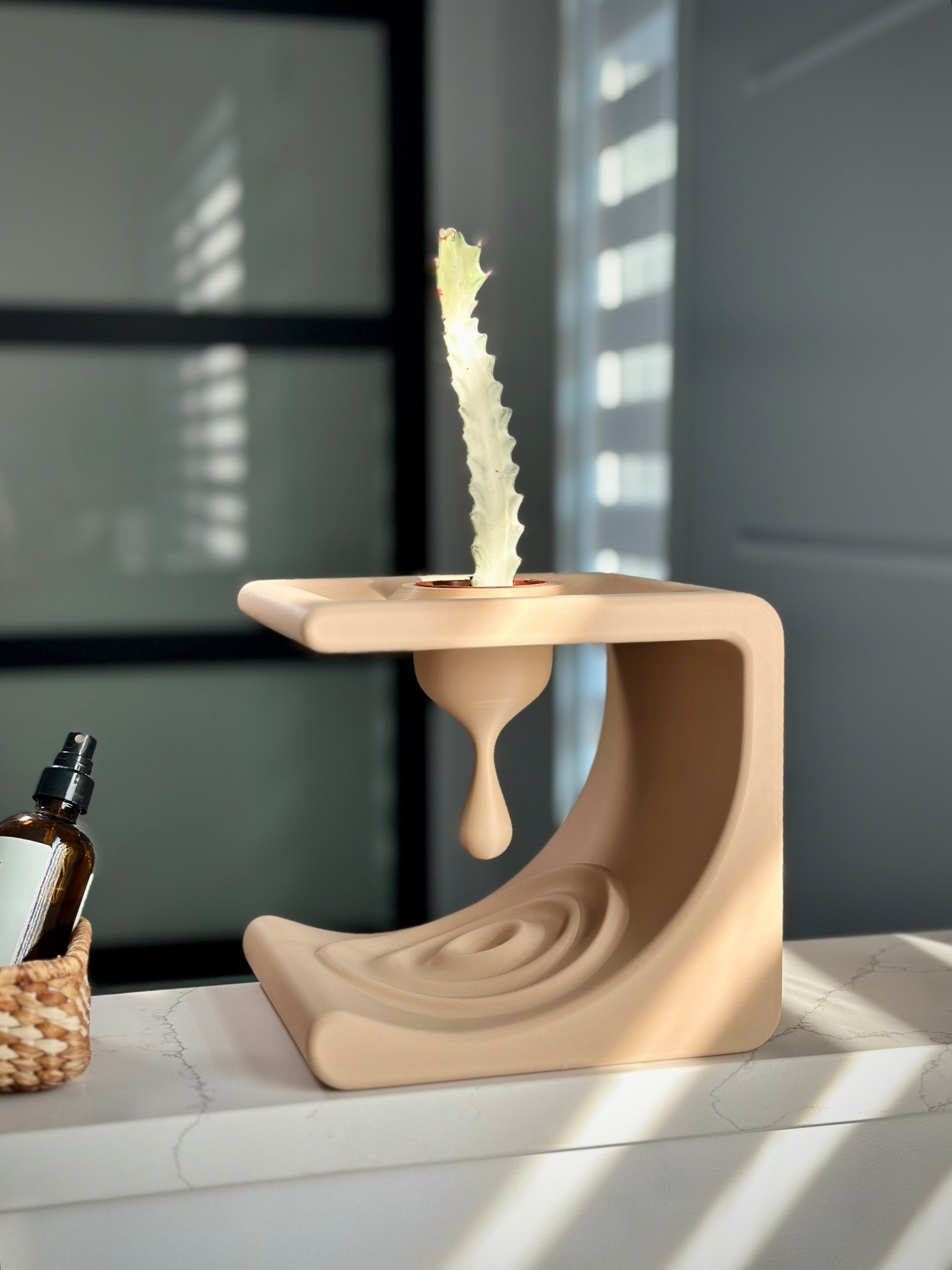 Estante Comma minimalista para objetos pequeños y plantas