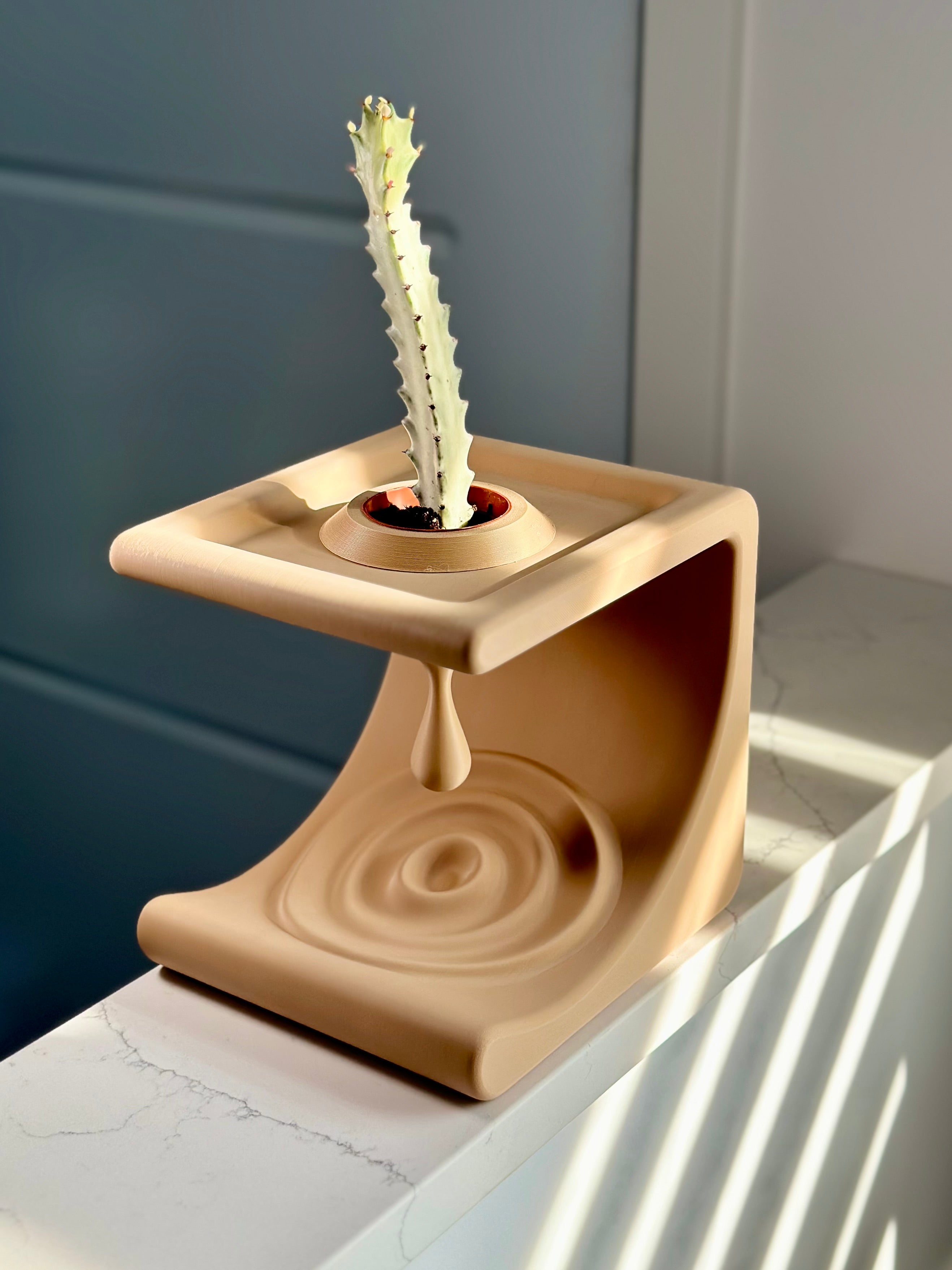 Estante Comma minimalista para objetos pequeños y plantas