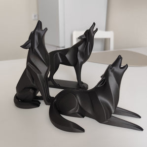 Escultura minimalista de lobo aullando tumbado