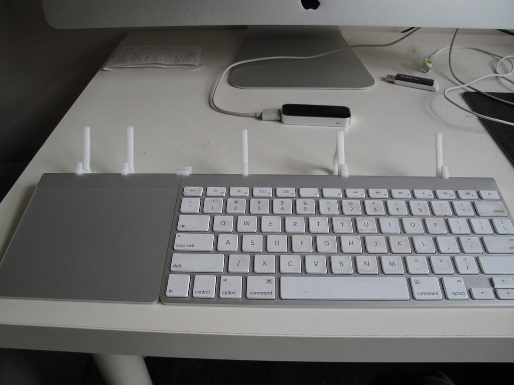 Soporte sencillo para iPhone y iPad para teclado y trackpad inalámbricos de Apple