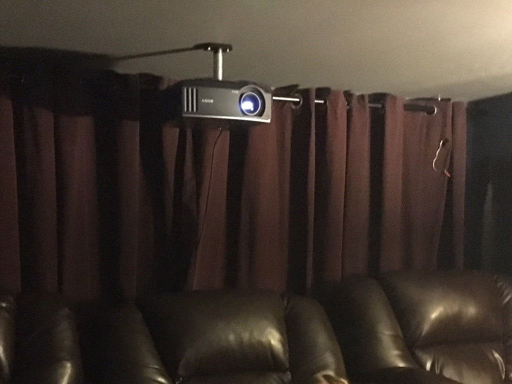 Soporte de techo para proyector: montaje robusto y ajustable