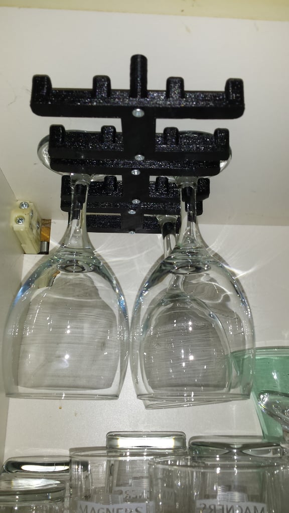 Práctico soporte para copas de vino