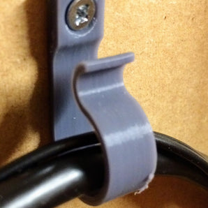 Clips para cables y sujetacables para una organización eficiente de los cables
