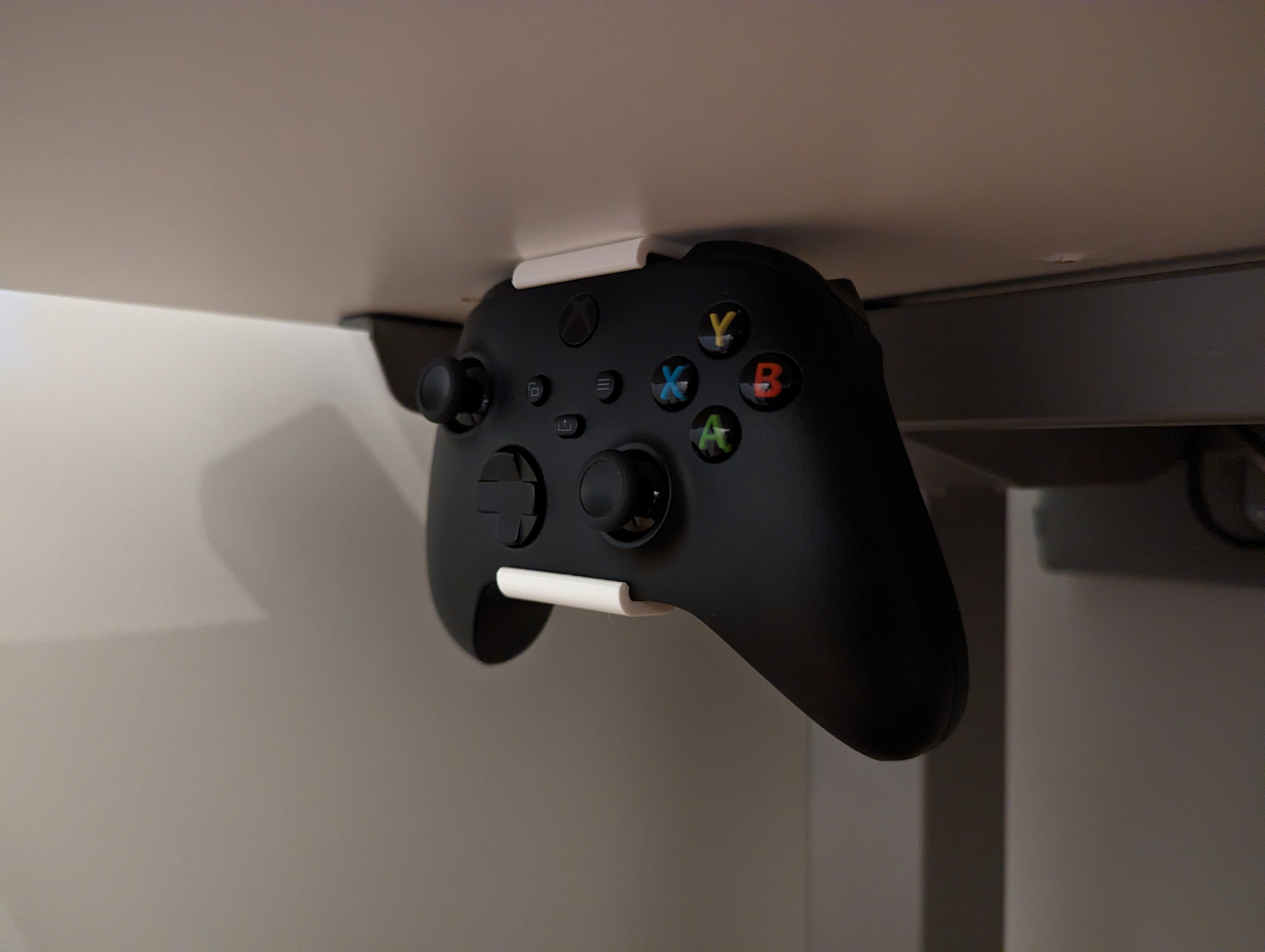 Soporte debajo del escritorio para mando de Xbox