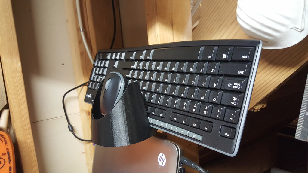 Soporte de pared para teclado y ratón