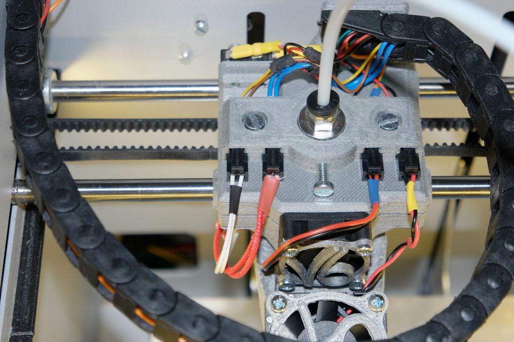 Soporte German RepRap NEO E3D V6 con enchufe integrado y gestión de cables