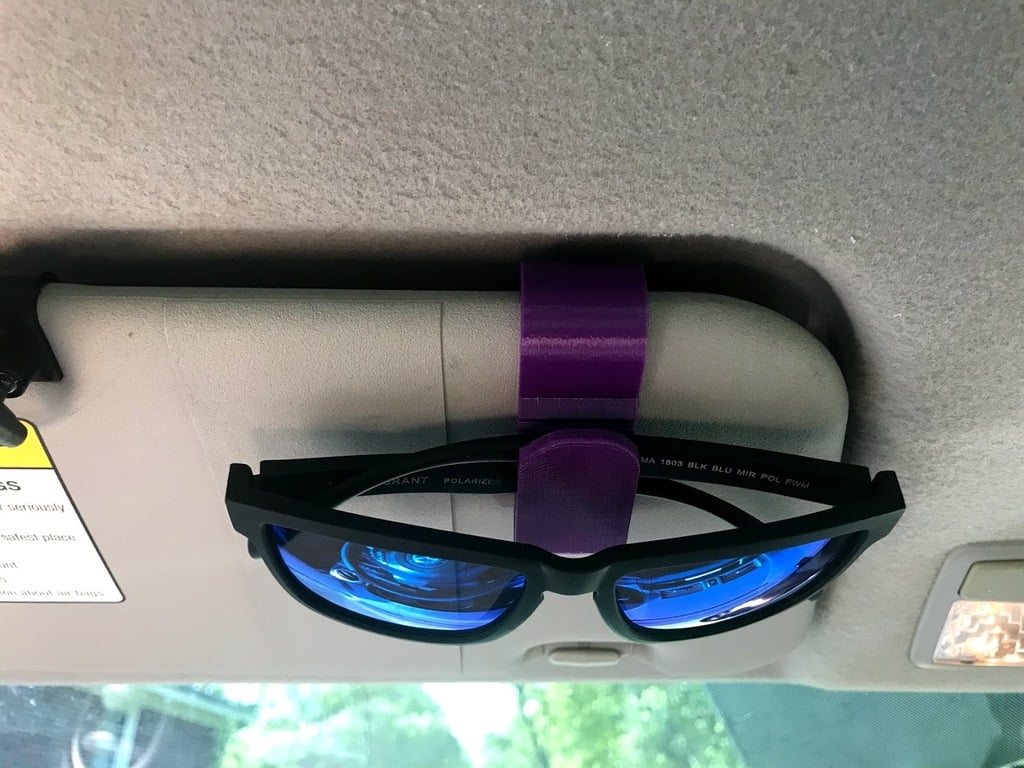 Soporte para gafas de sol en el parasol del coche