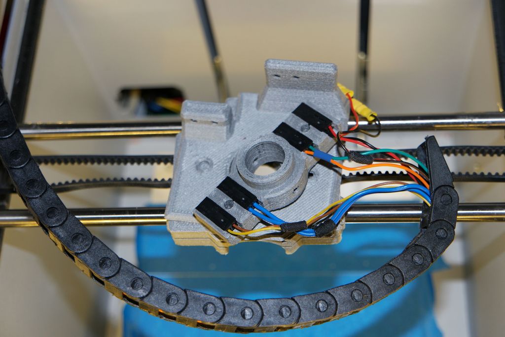 Soporte German RepRap NEO E3D V6 con enchufe integrado y gestión de cables