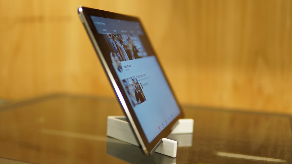 Soporte portátil para iPad con bisagra funcional