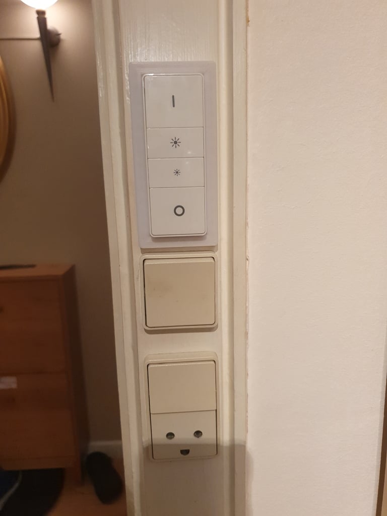 Montaje en pared con atenuador Philips Hue para enchufes LK/Fuga