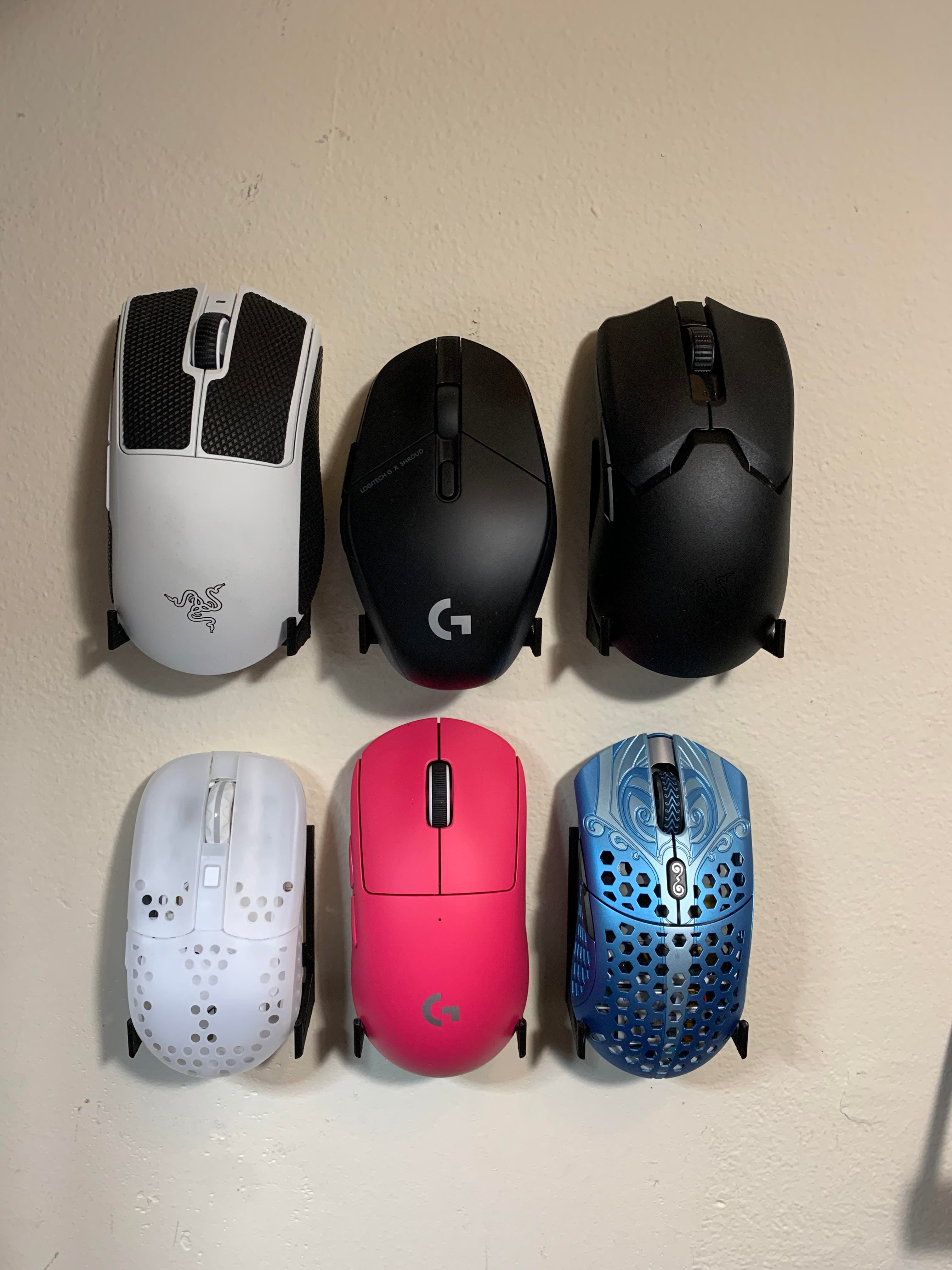 Soporte de pared minimalista para ratón de juegos con espacio para dongle