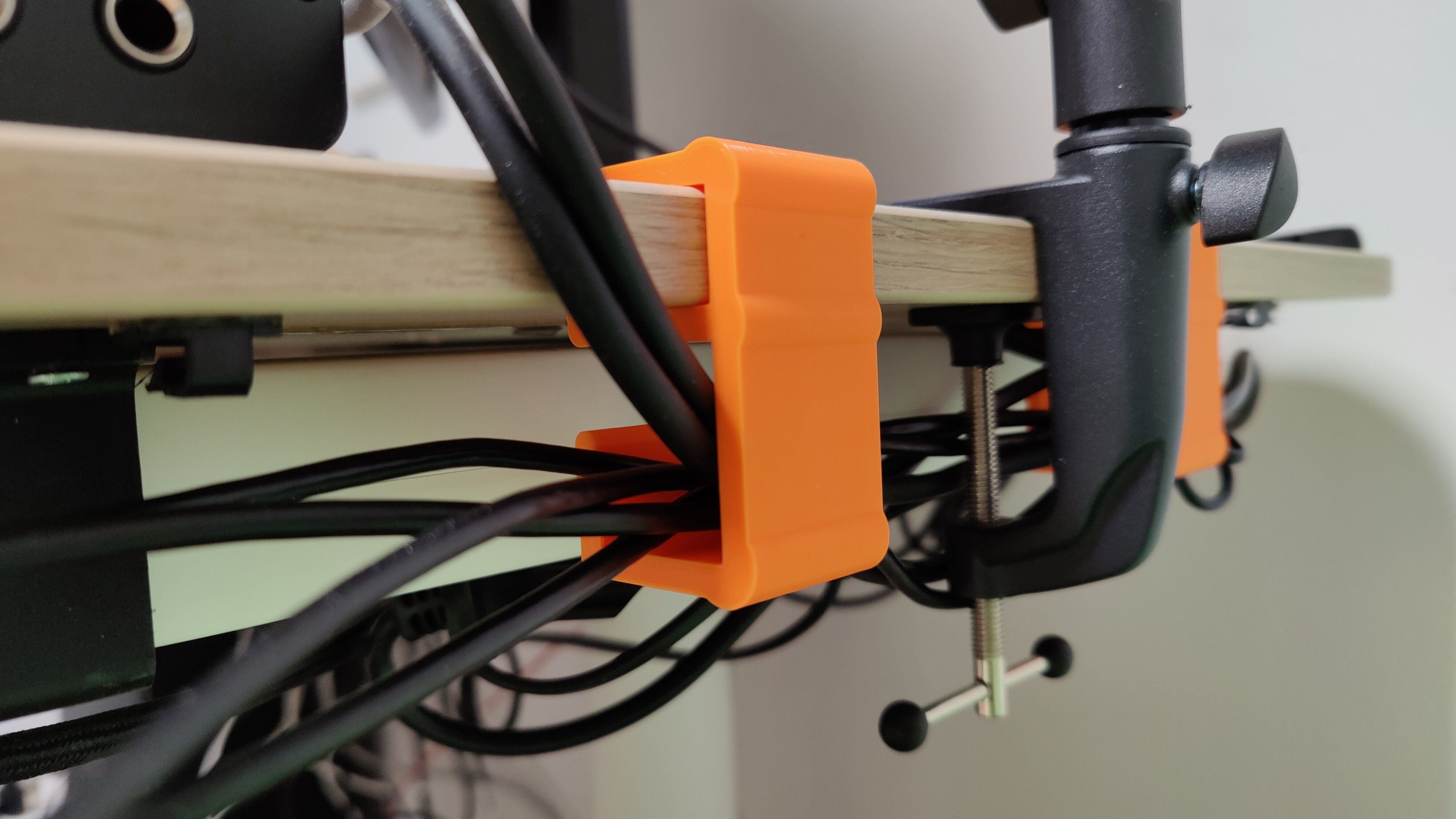 Gestión de cables para escritorio IKEA BEKANT
