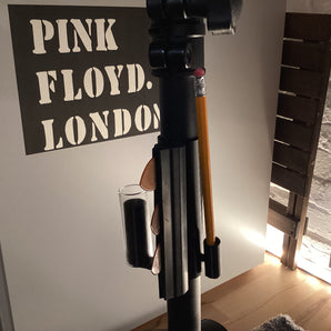 Práctico soporte para púas de guitarra y diapositivas para atril de orquesta
