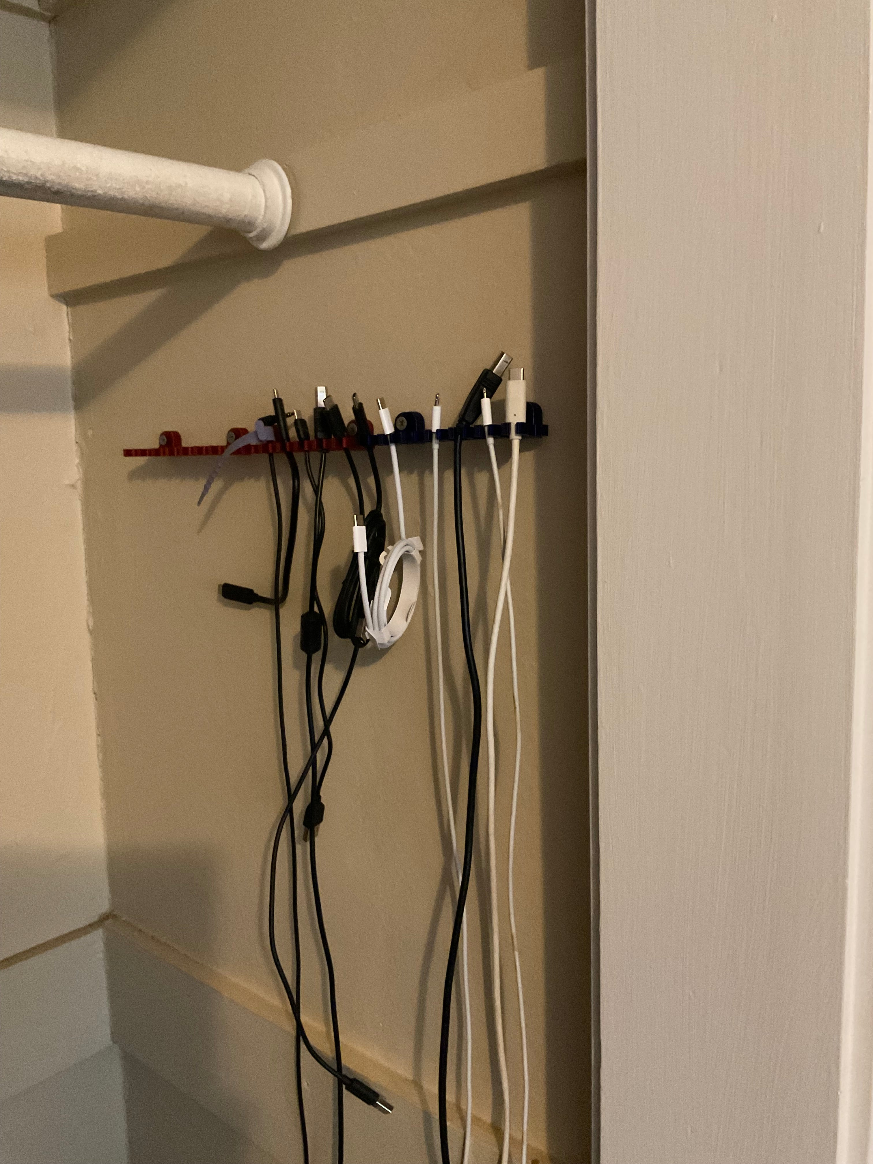 Soporte para cables USB - Práctico y Espacioso