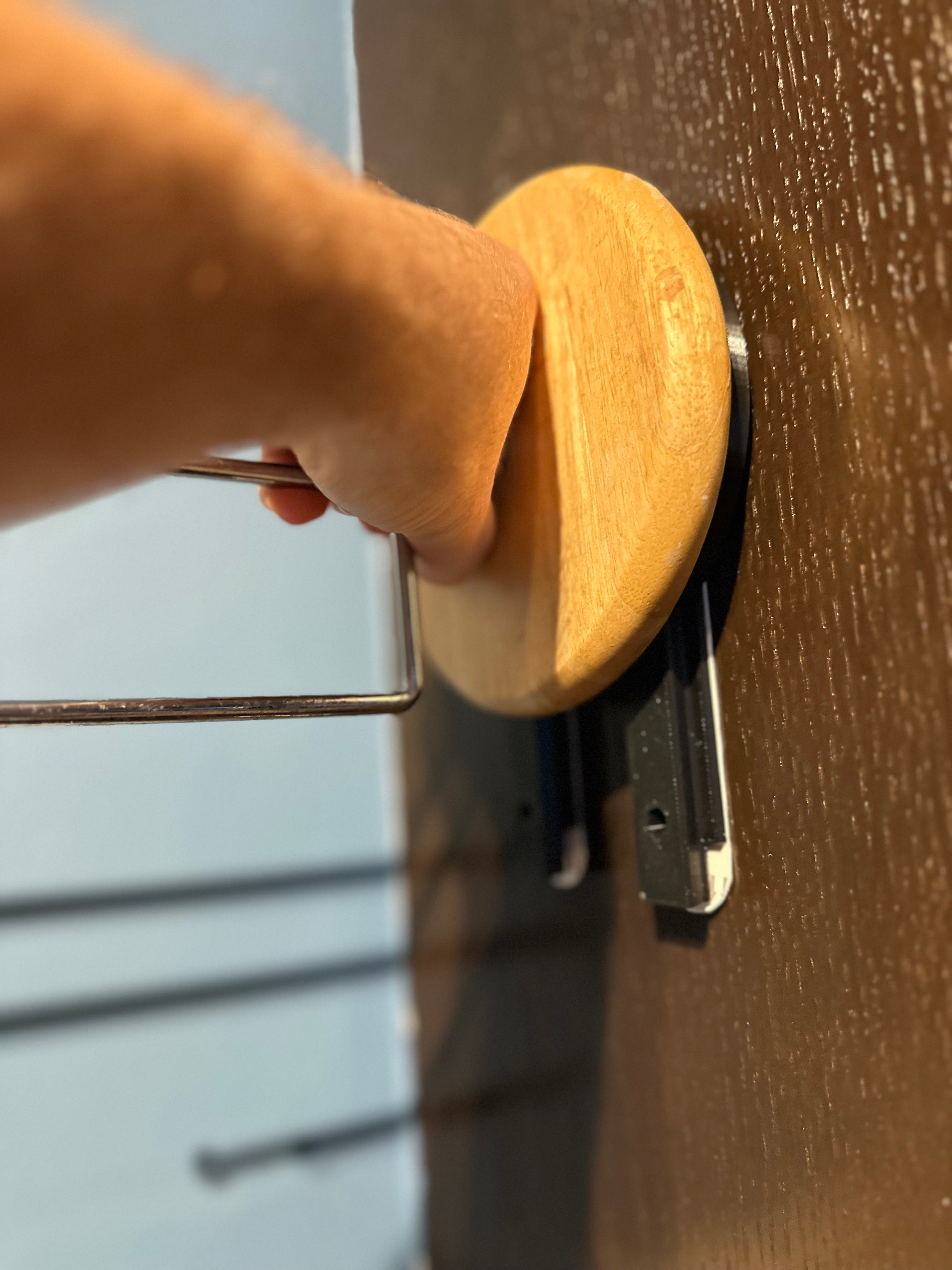 Montaje en pared deslizante para portarrollos de papel