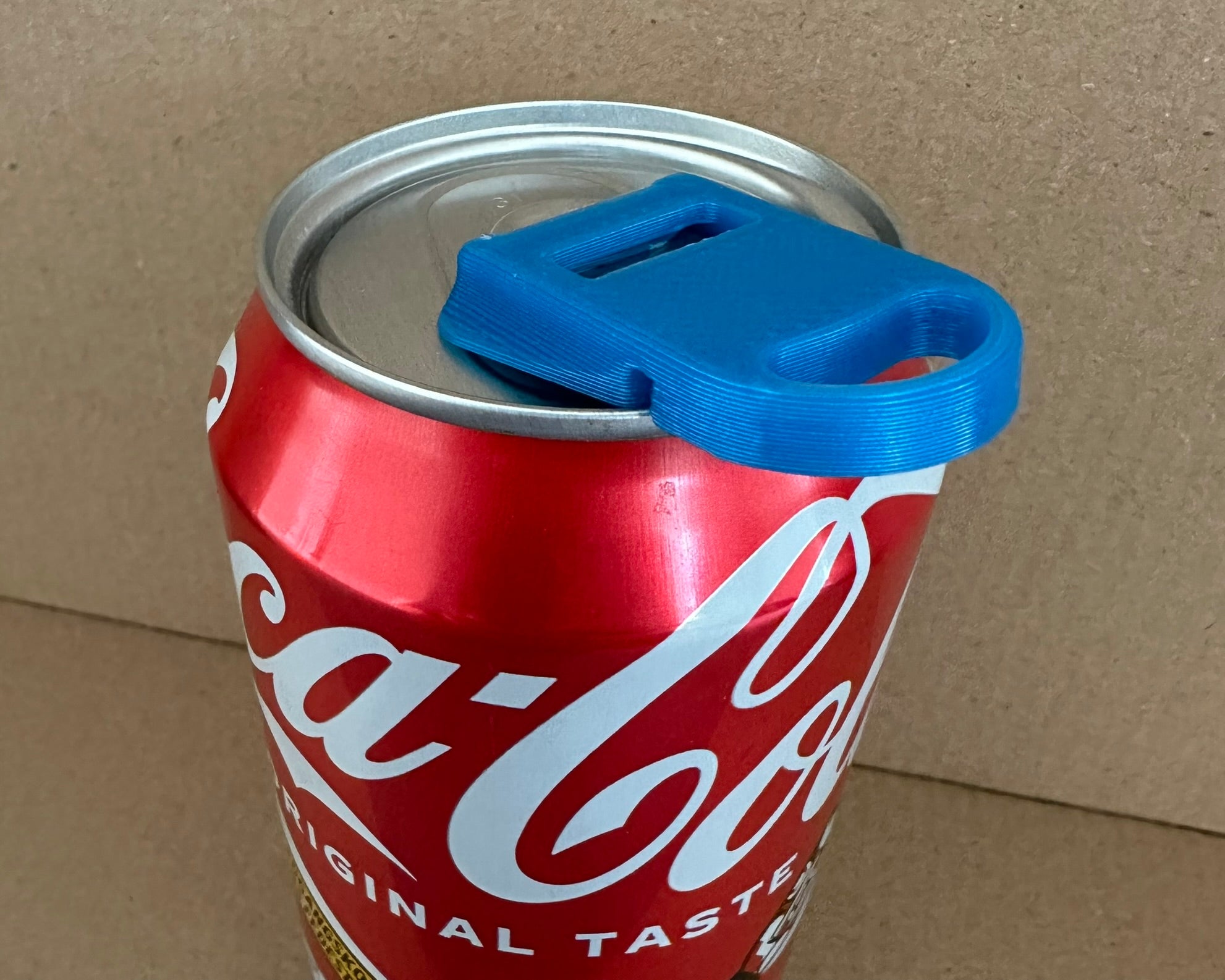 Abridor de latas con tapa integrada para latas