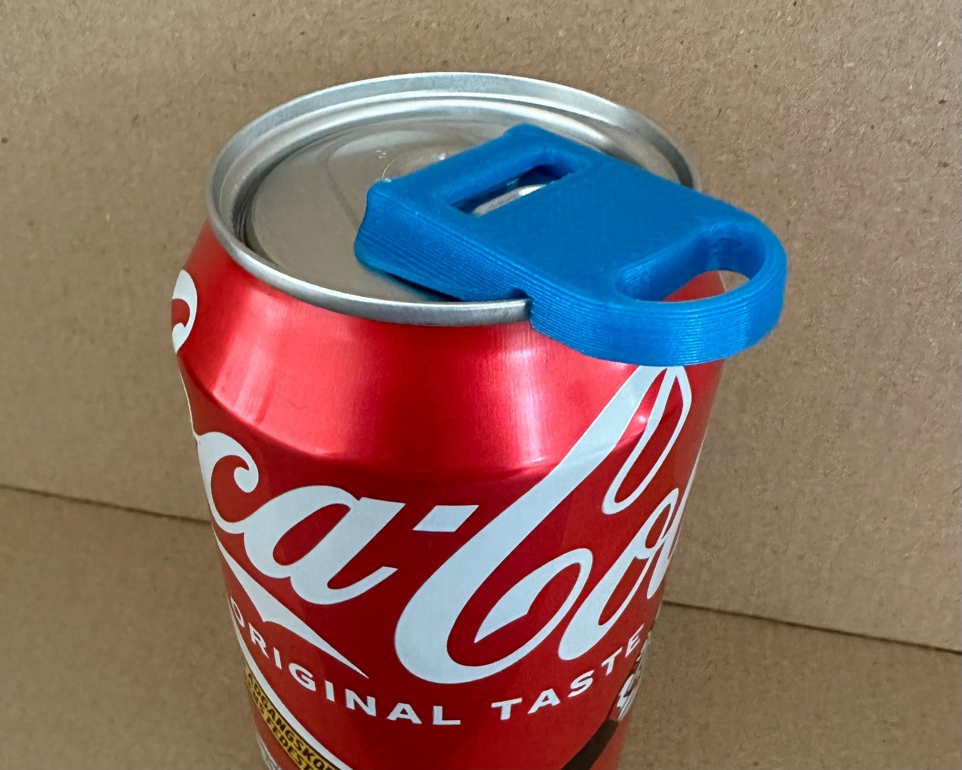 Abridor de latas con tapa integrada para latas