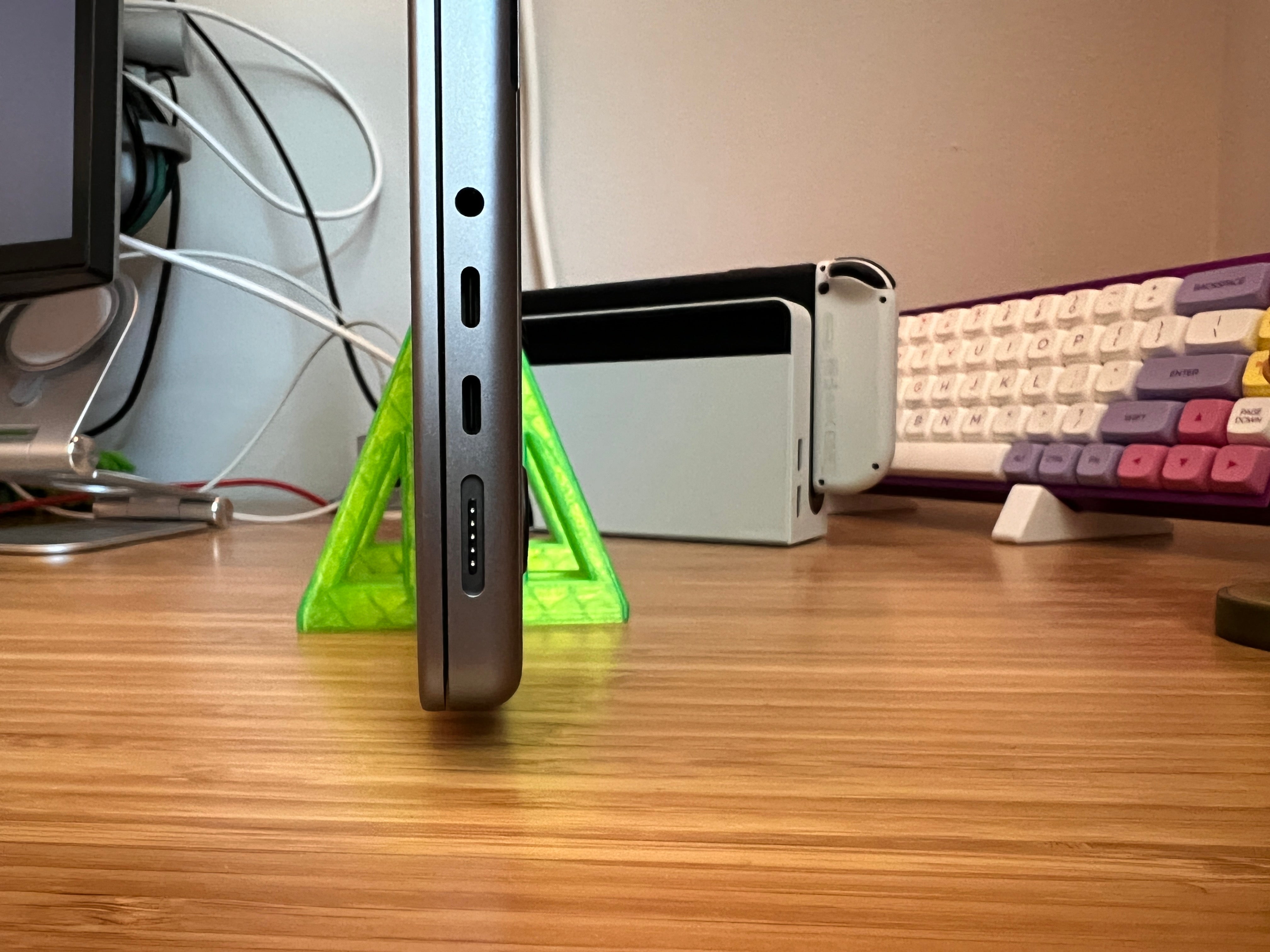 Soporte vertical para Macbook Pro 14