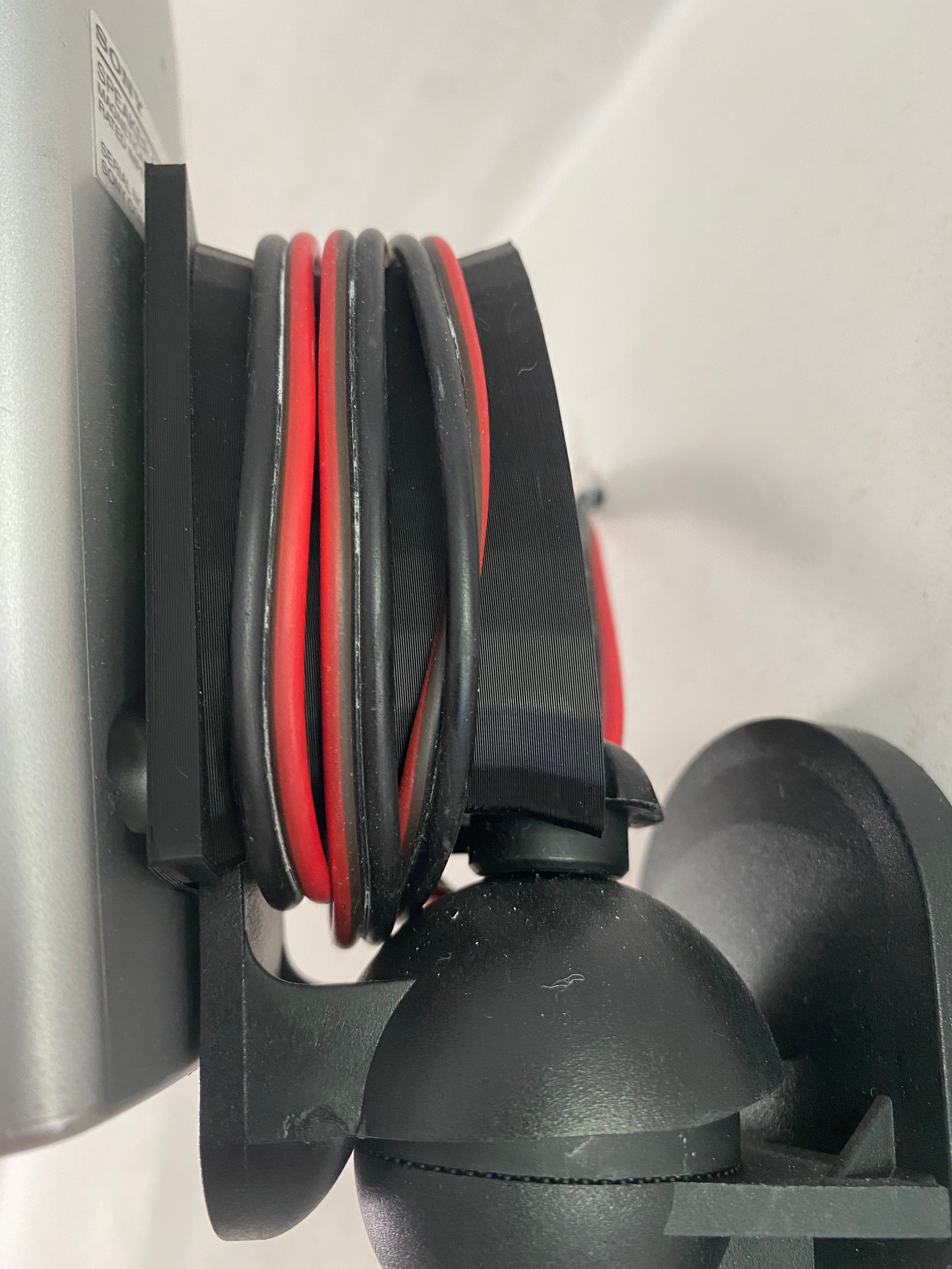 Administrador de cables de altavoz de sonido envolvente