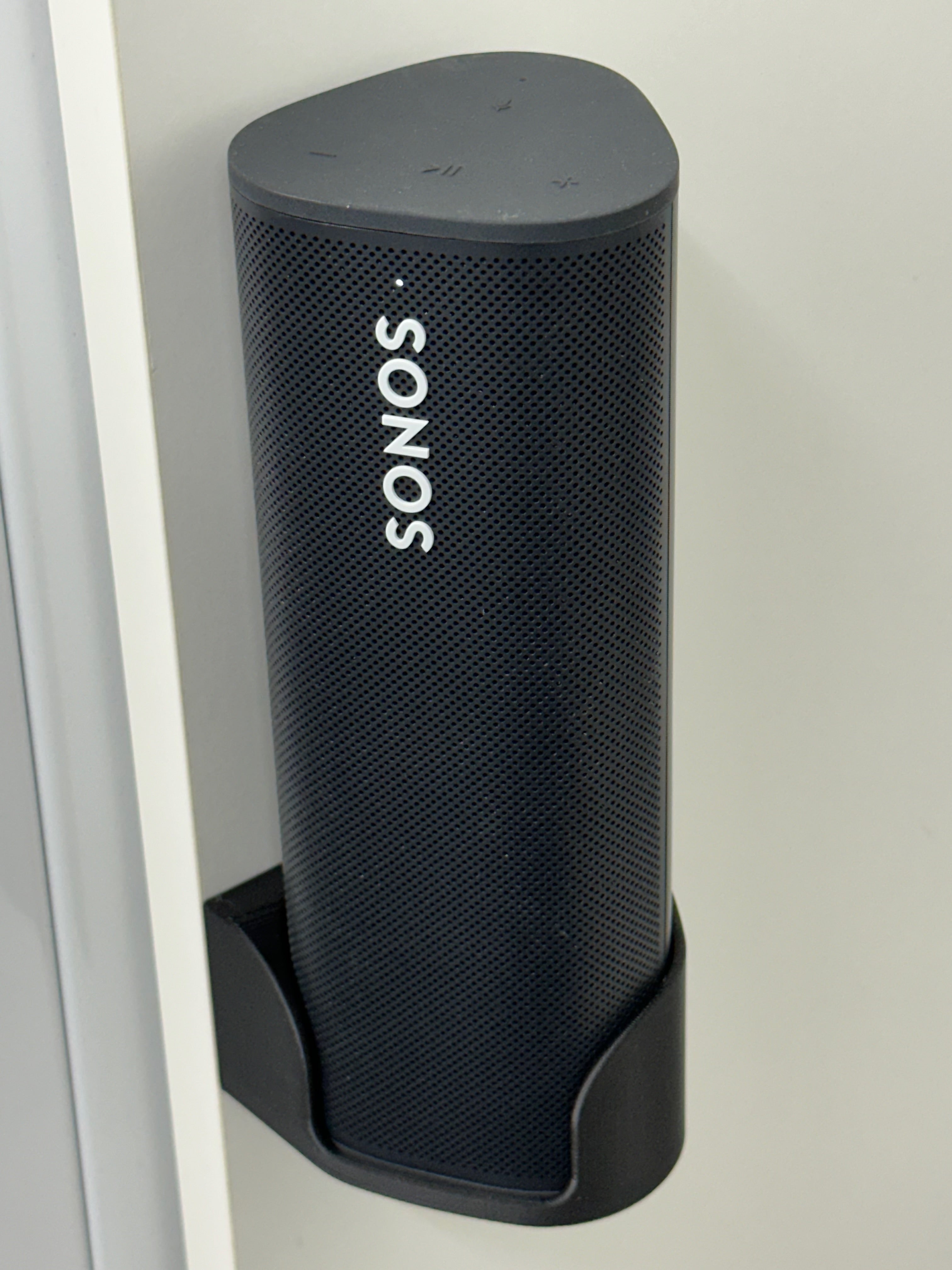 Modelo 3D de Sonos Roam y montaje vertical en pared