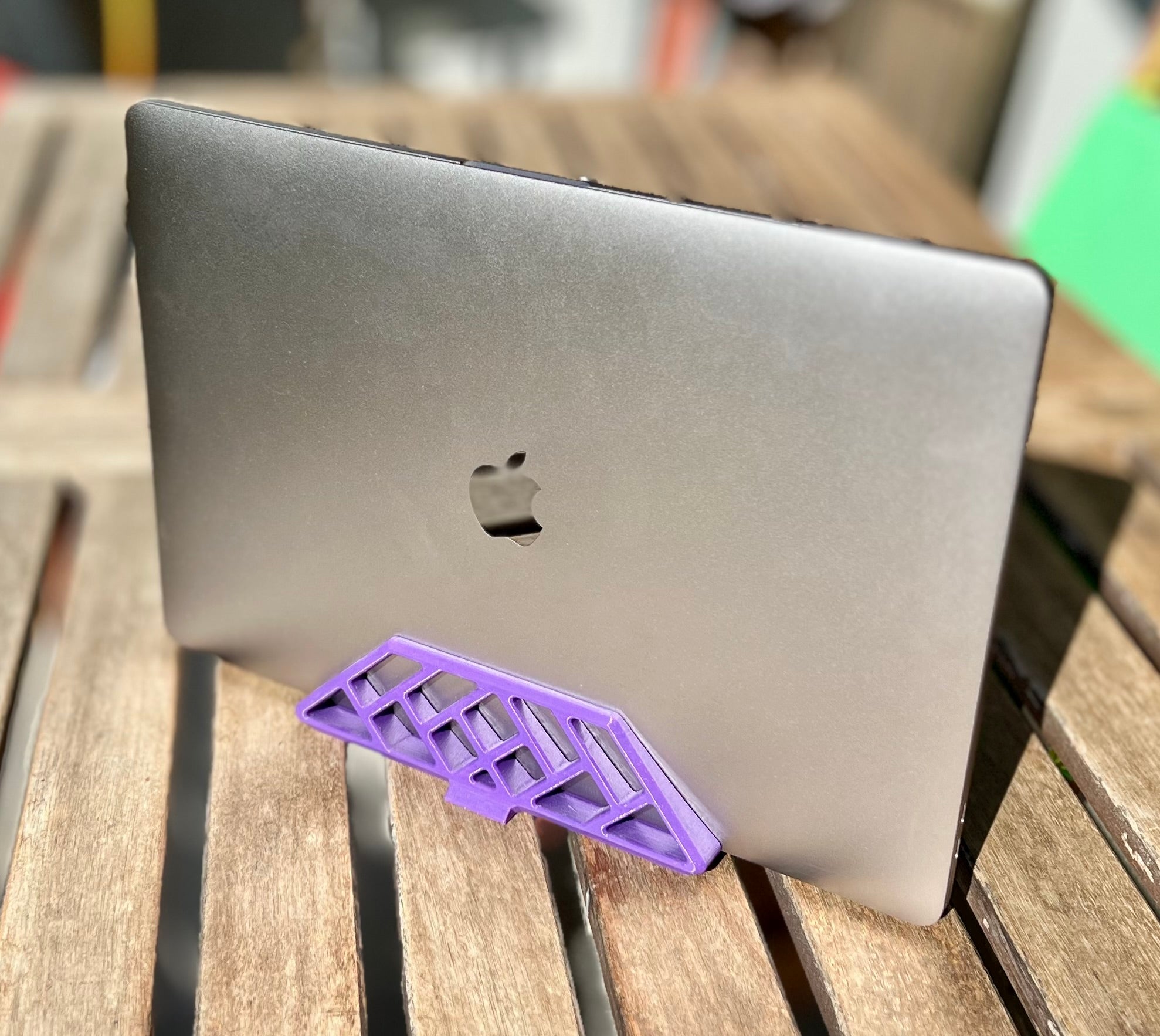 Soporte de escritorio vertical para MacBook Pro (TouchBar) en modo Clamshell