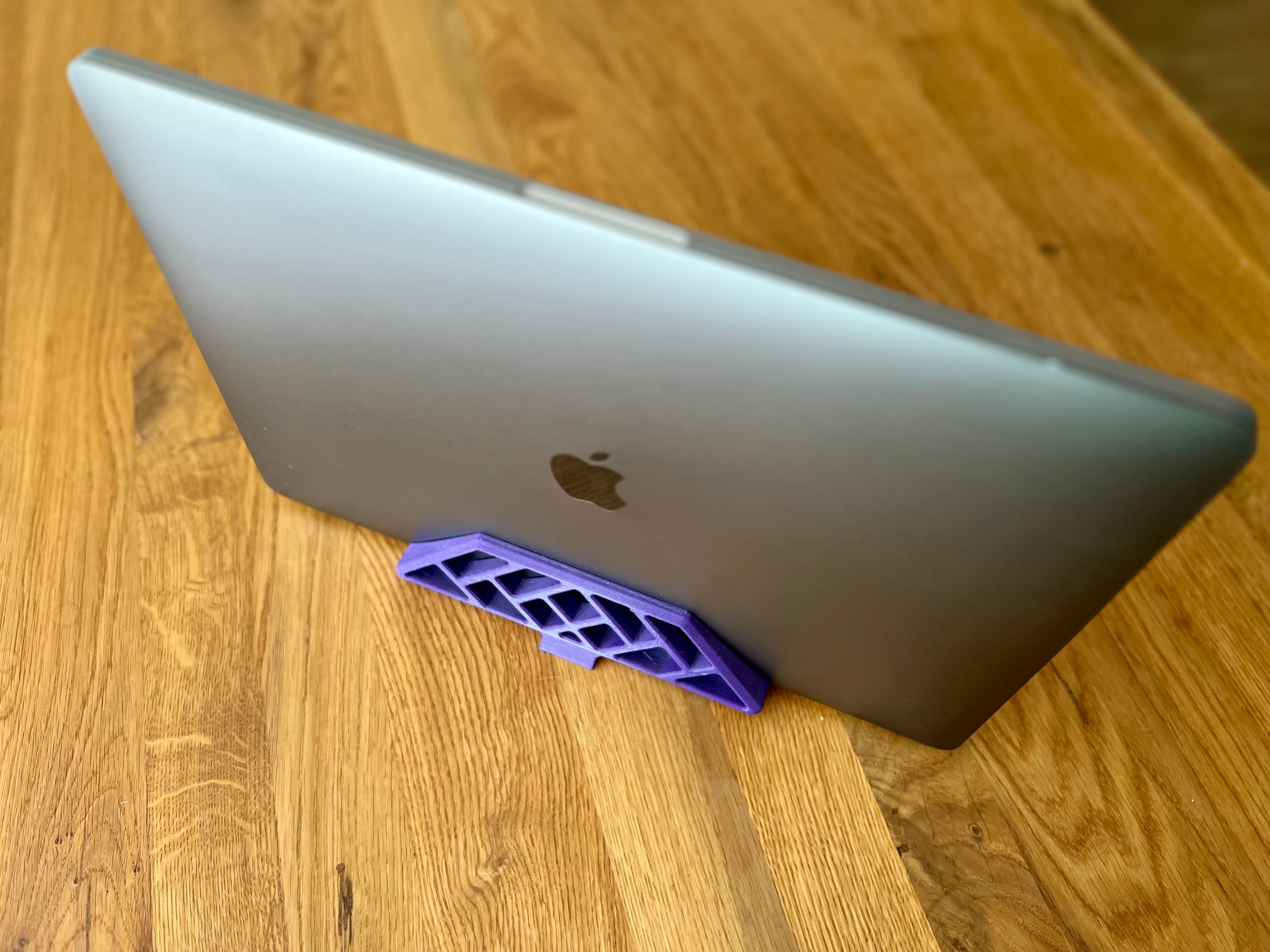 Soporte de escritorio vertical para MacBook Pro (TouchBar) en modo Clamshell