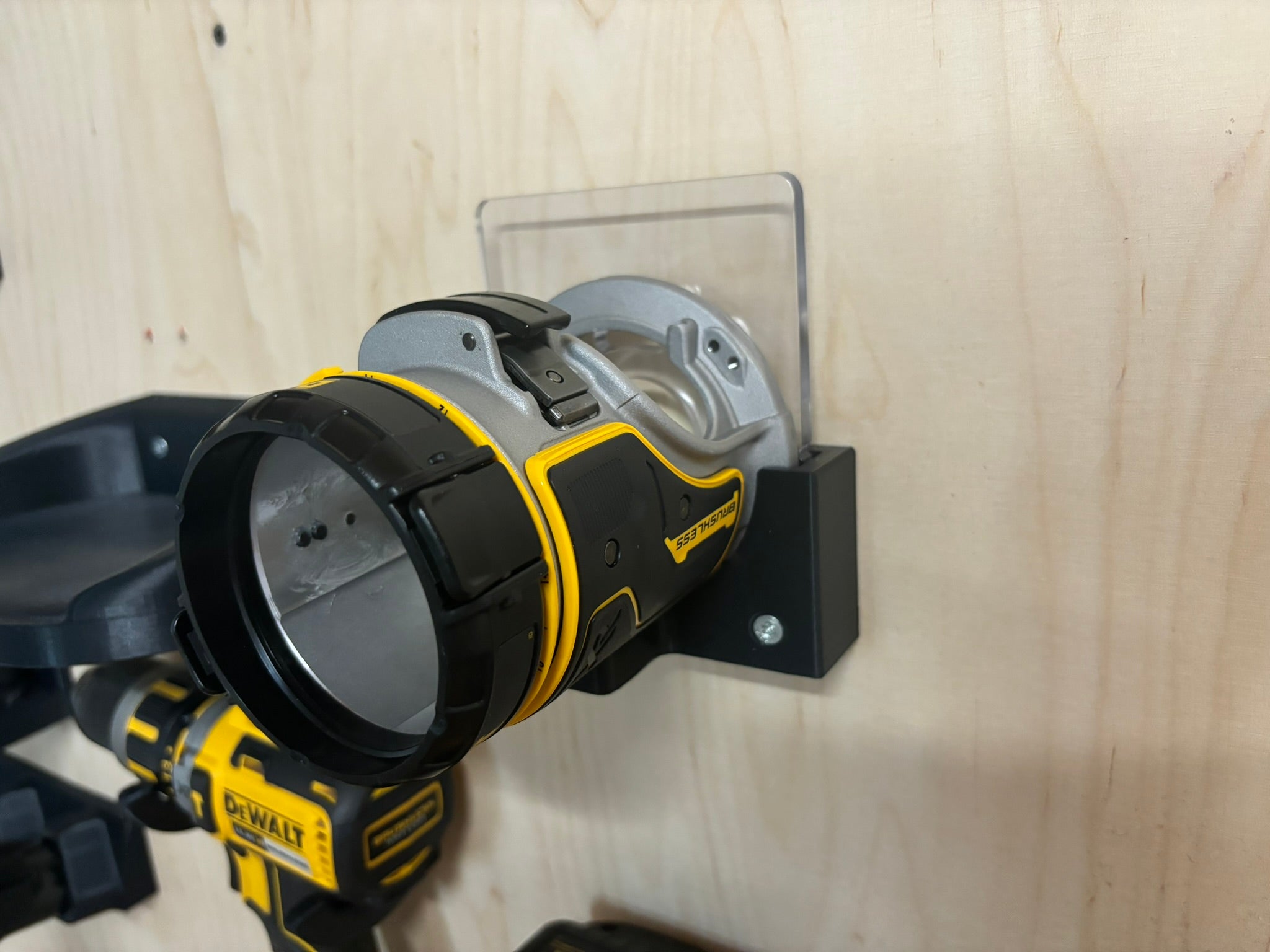 Soporte para la fresadora combinada Dewalt DCW604NT - Solución de montaje en pared