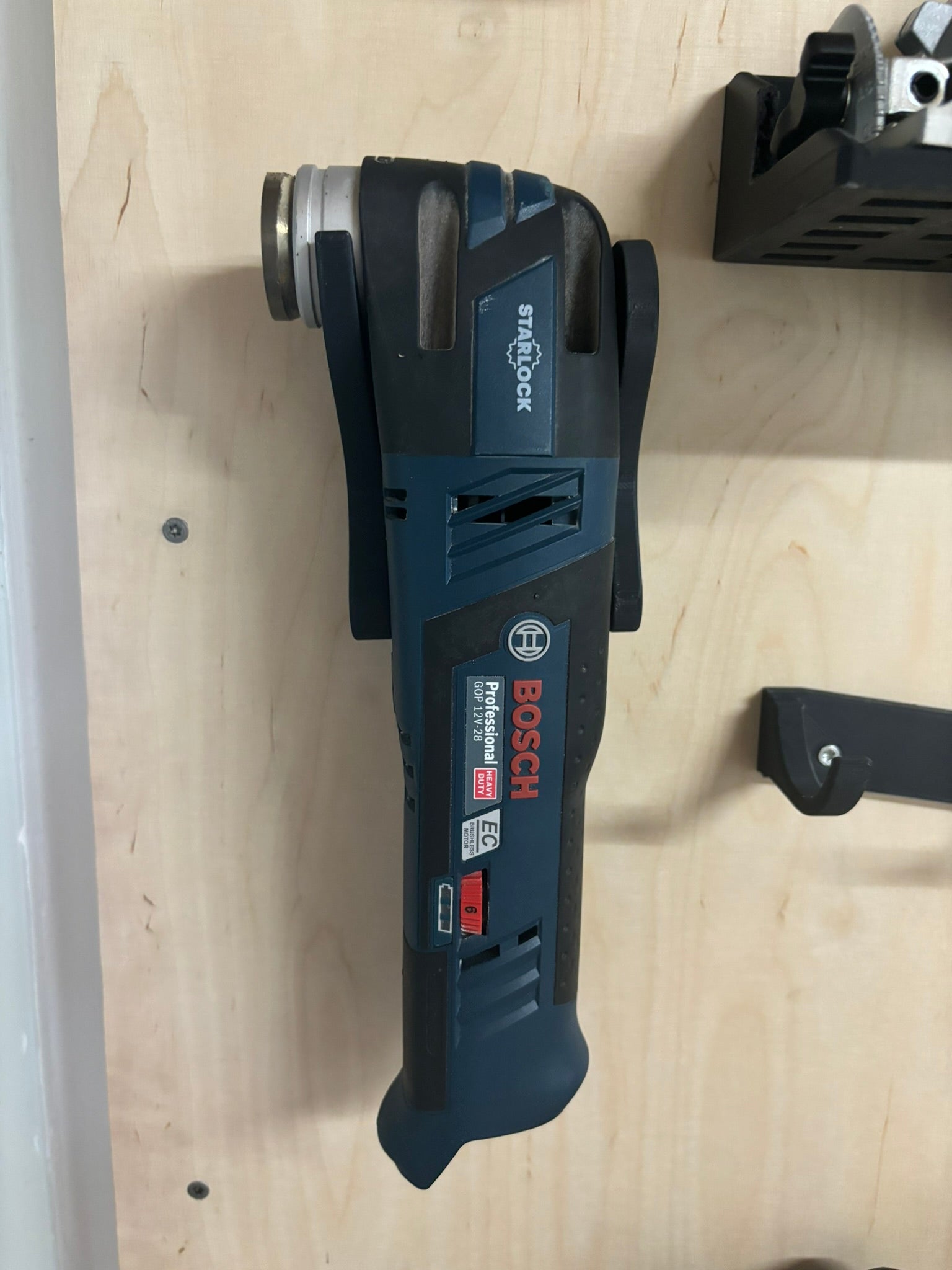 Bosch 12V Montaje en pared para baterías y herramientas