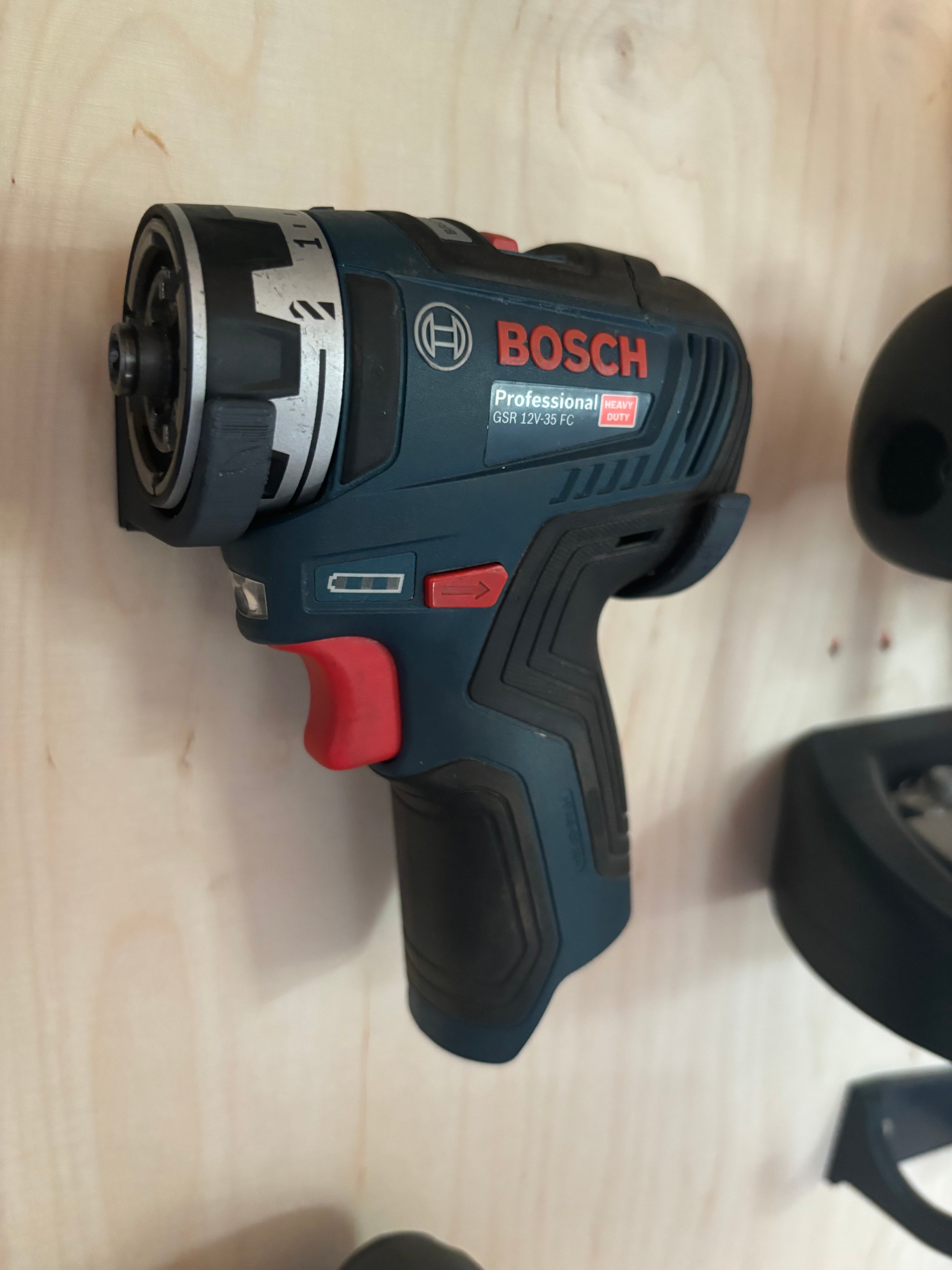 Bosch 12V Montaje en pared para baterías y herramientas