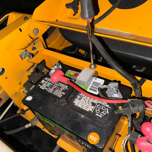 Soporte de batería seguro con bloqueo de leva para cortacéspedes Cub Cadet ZT1+ZT2