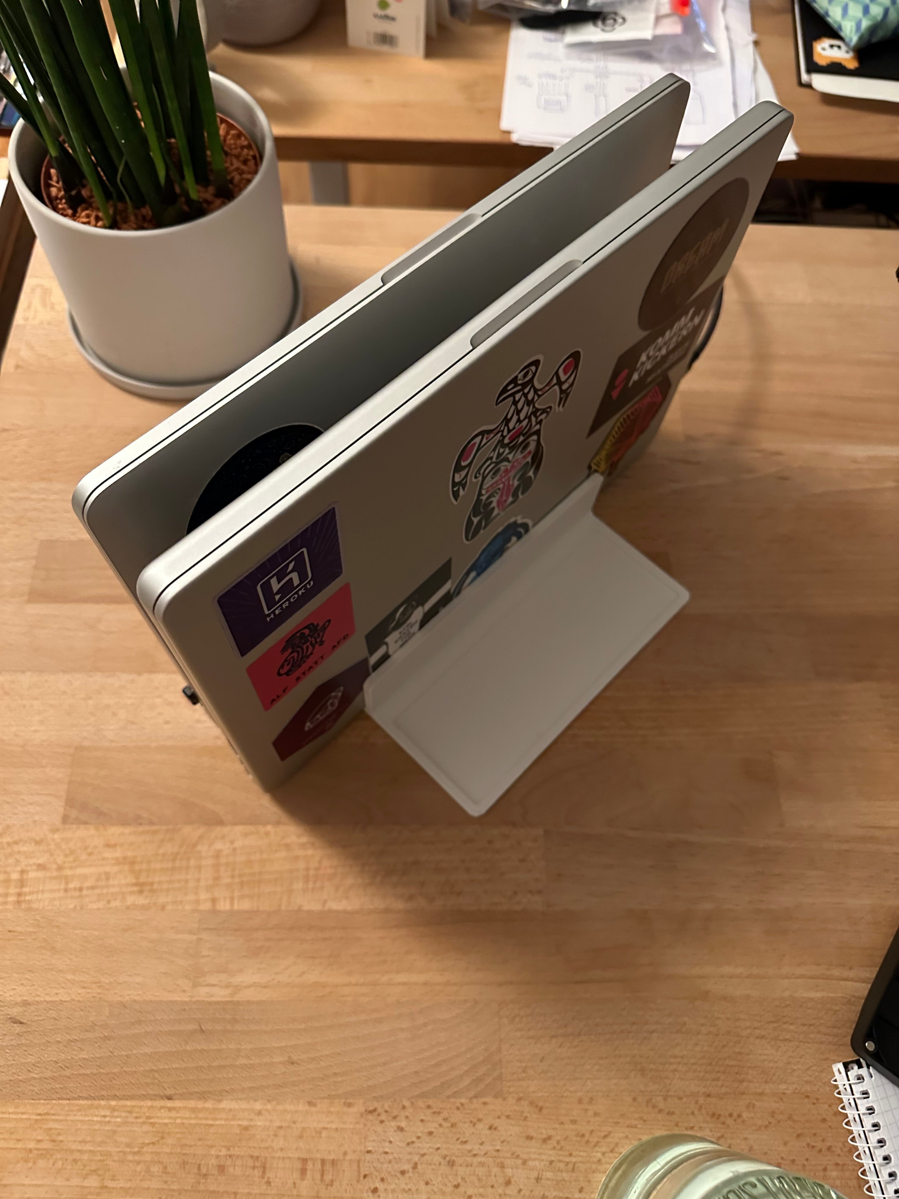 Soporte de escritorio doble para MacBook Pro (14") con bandeja