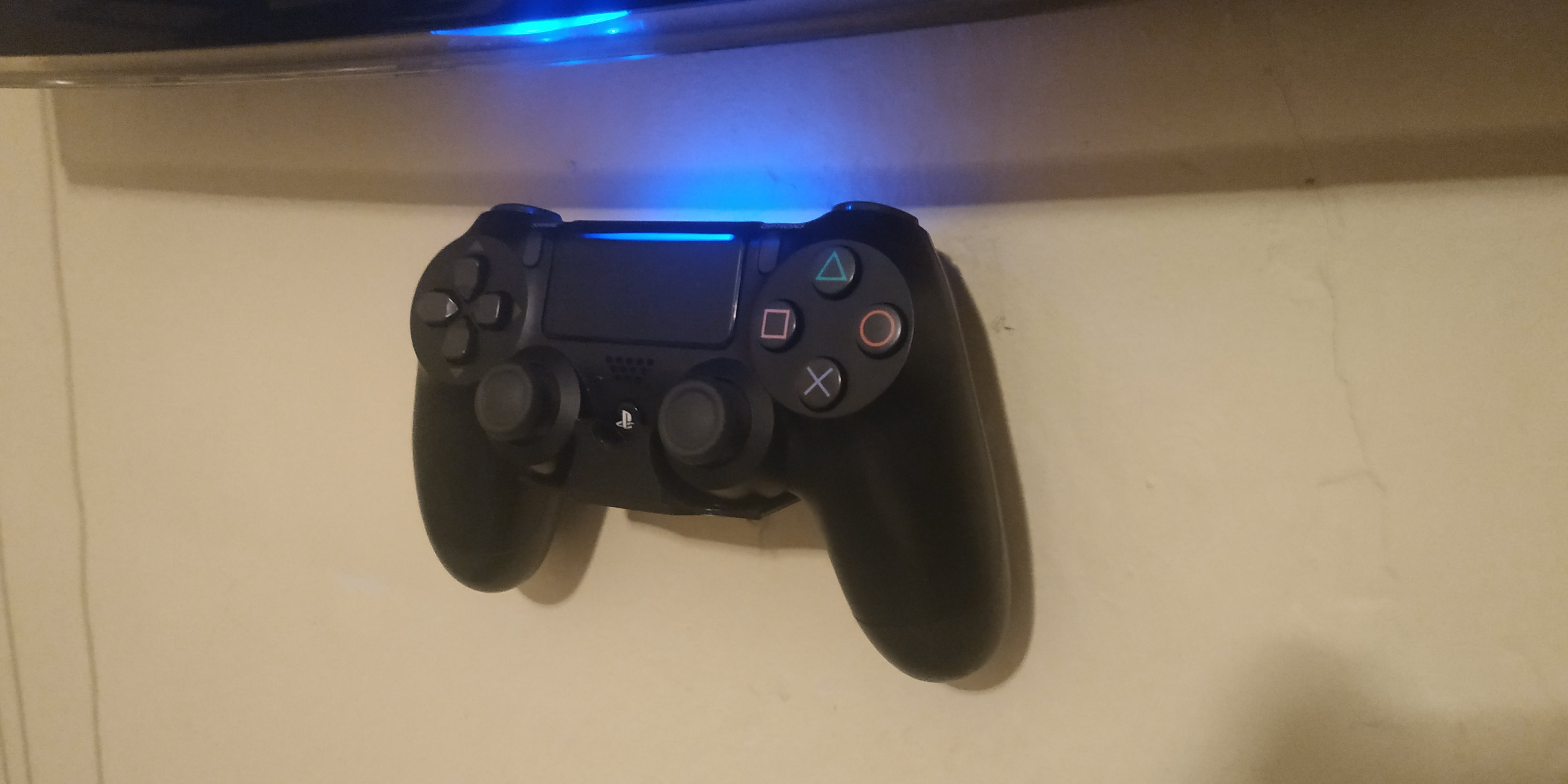 Montaje en pared discreto para el mando Dualshock de Playstation 4
