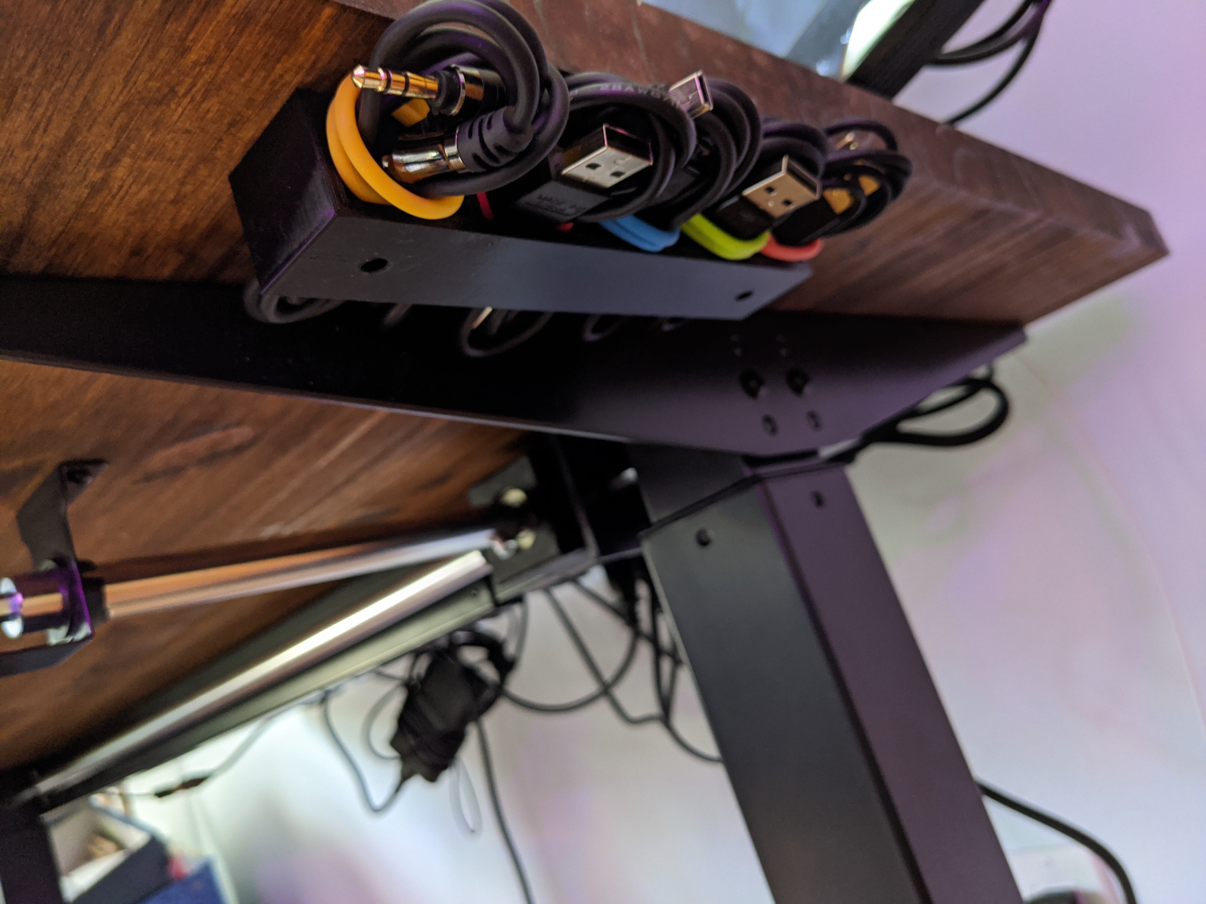 Organizador de cable USB suelto para montaje debajo de la mesa