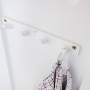 Práctica percha de 4 ganchos para chaquetas y toallas